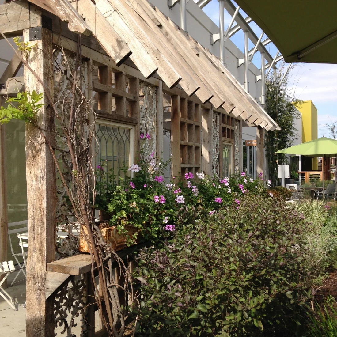 Gorgeous outdoor set up and future backyard inspiration. 