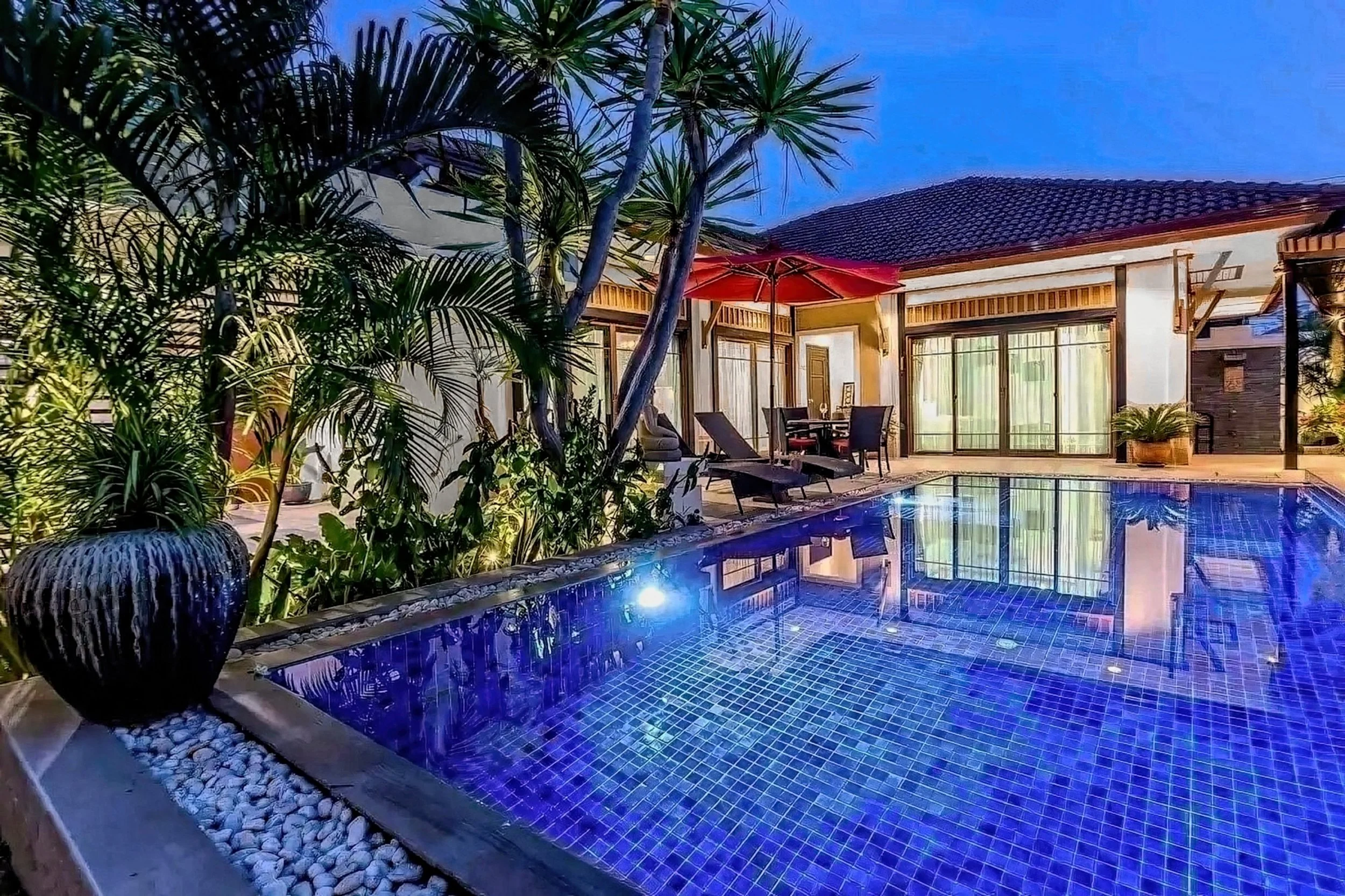 Villa 2-Pool-03.jpg