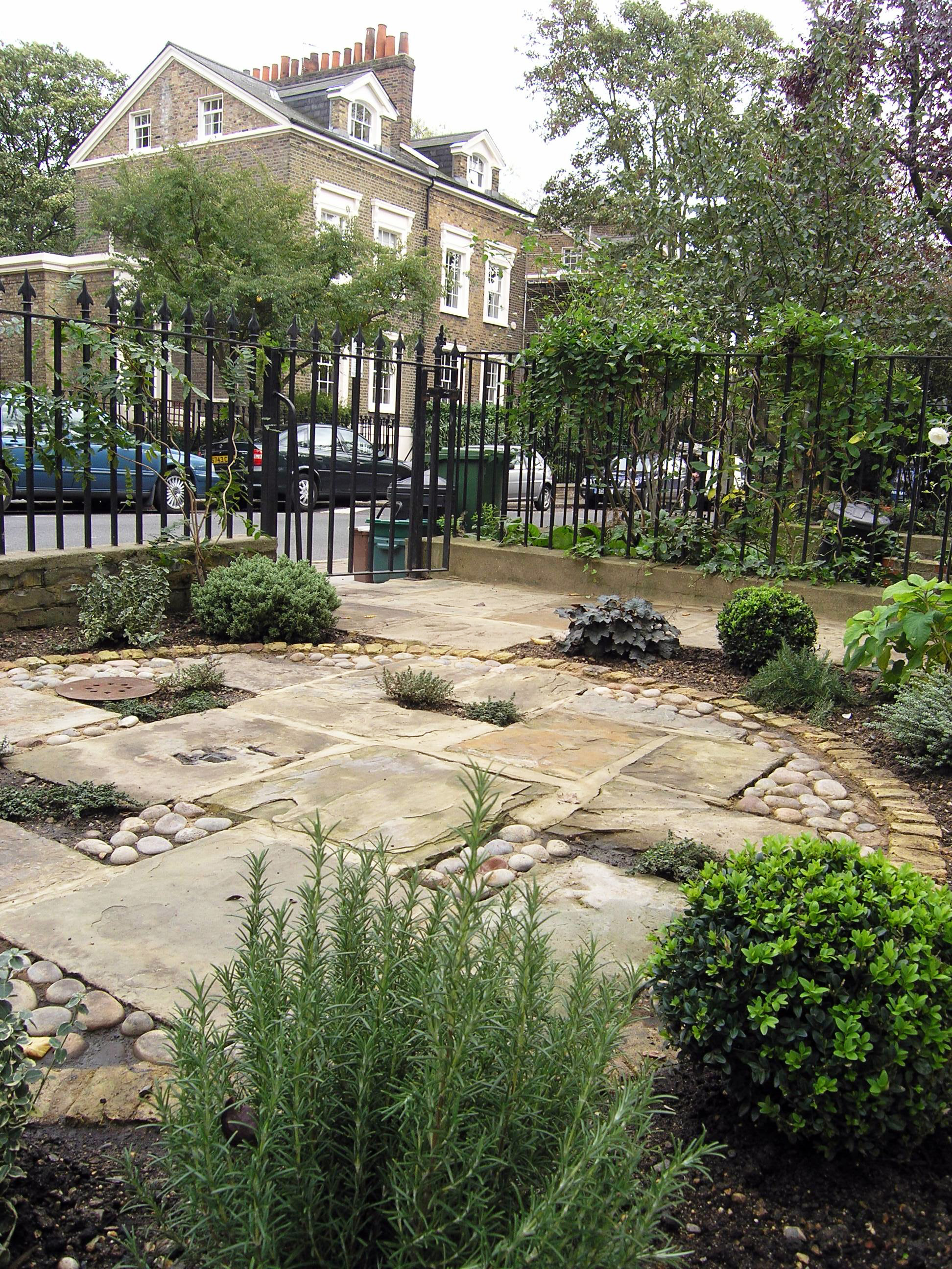 Front garden design idea with circular landscaping in N1