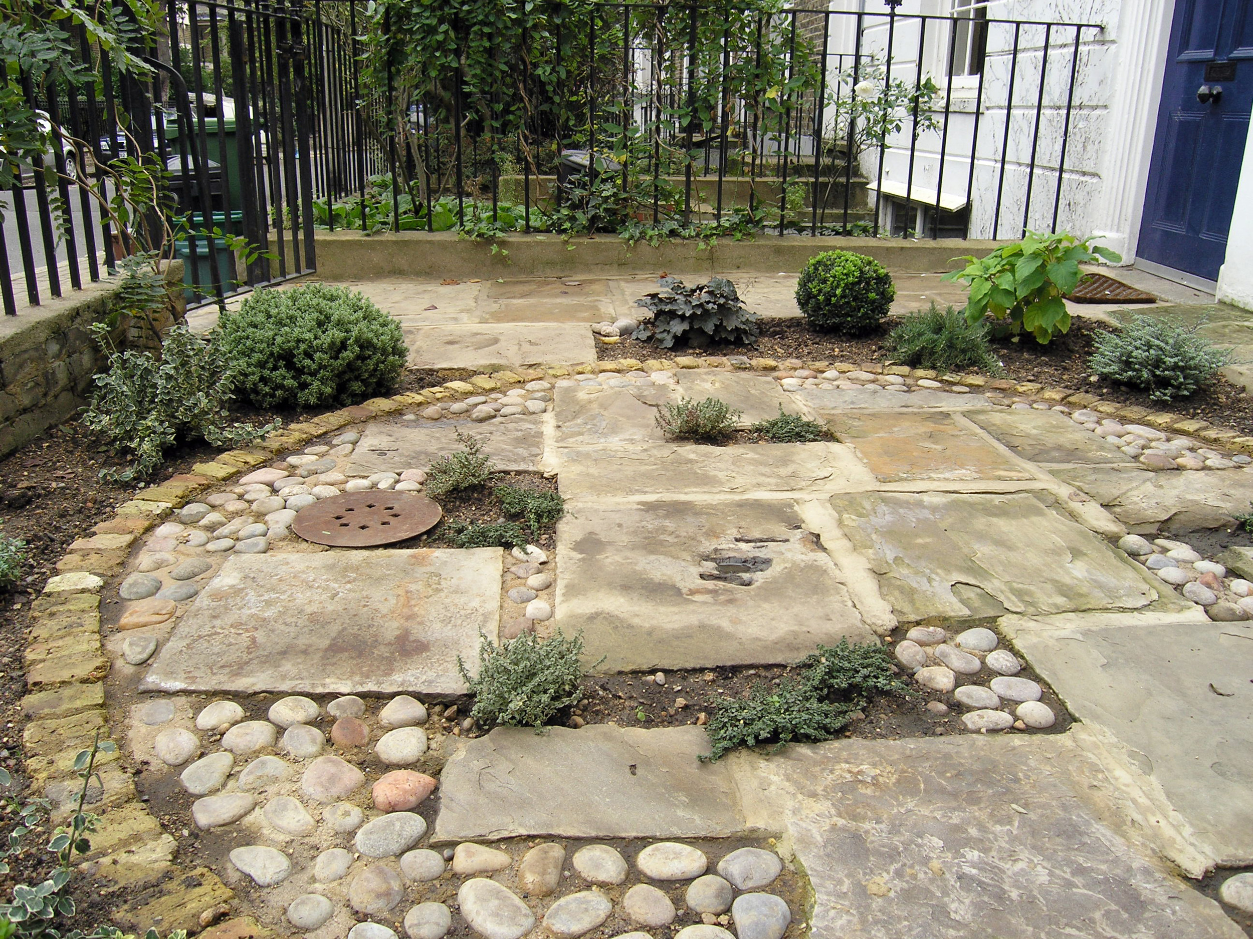 North London front garden with circular design of reclaimed Yorkstone
