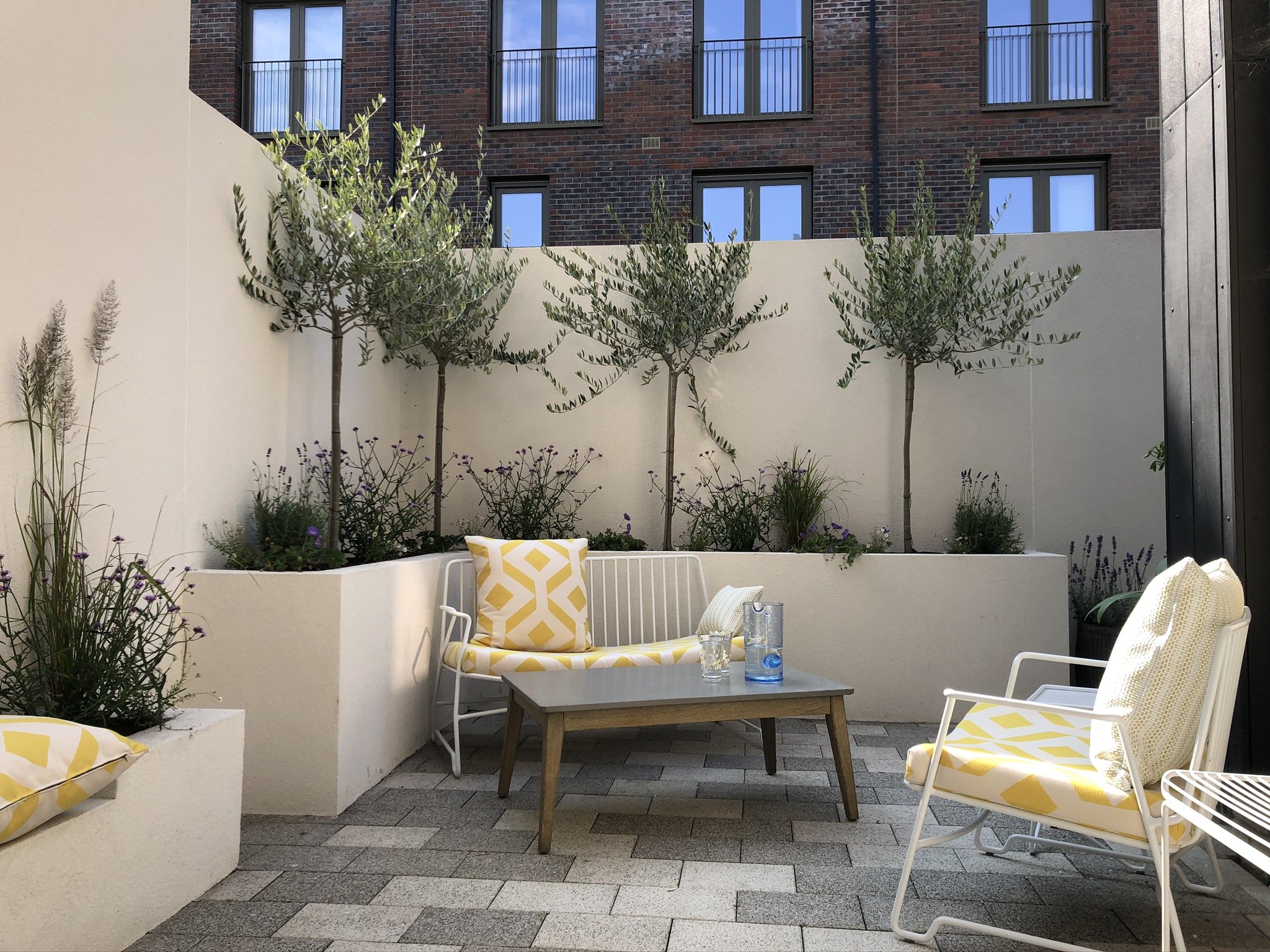 North London courtyard ideas with patio, white walls and planters