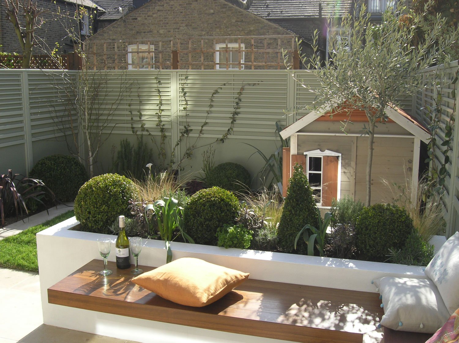  Family focused garden design with space to play and socialise in London. 