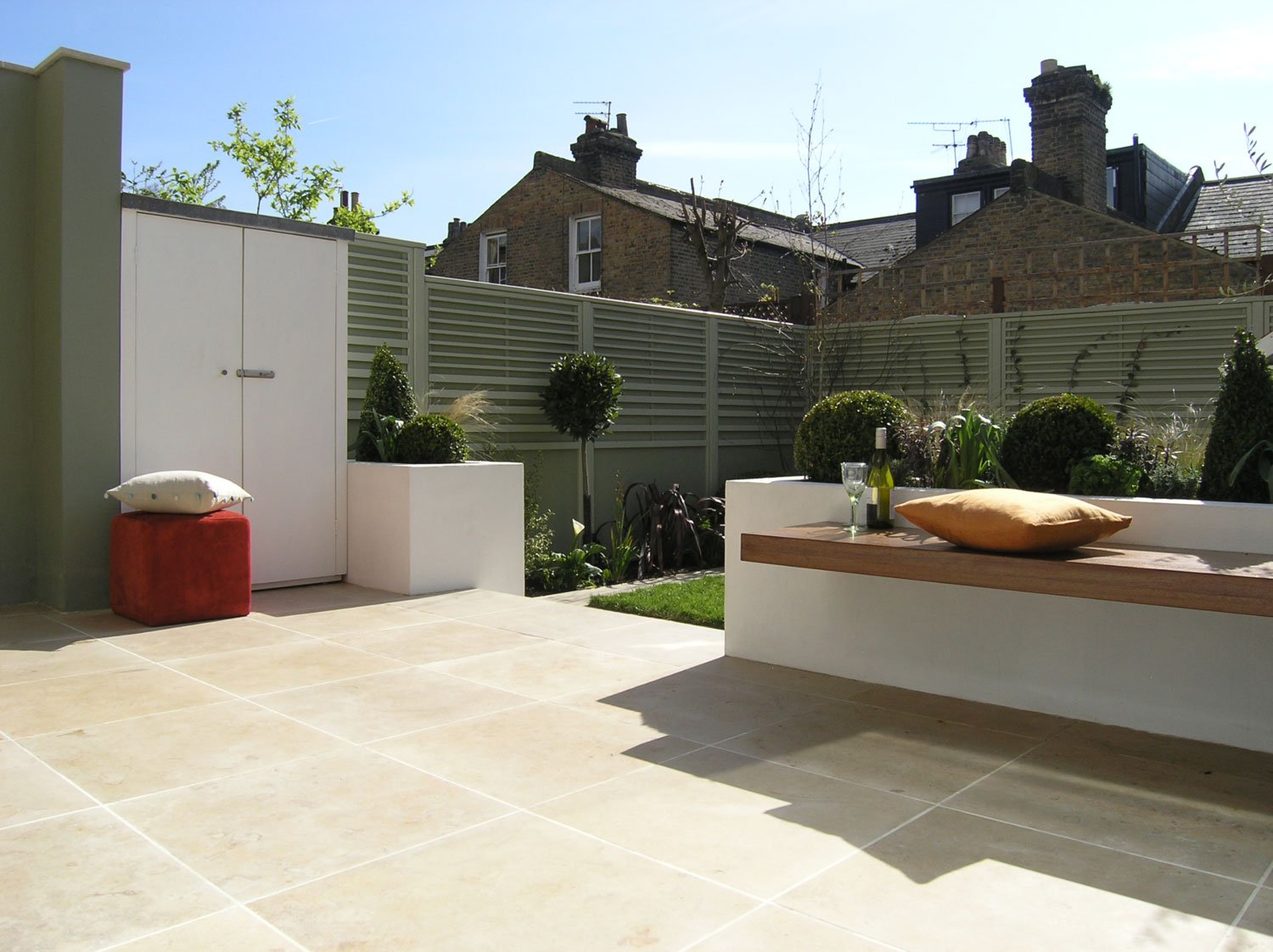  Limestone patio for al fresco dining in London square garden design. 
