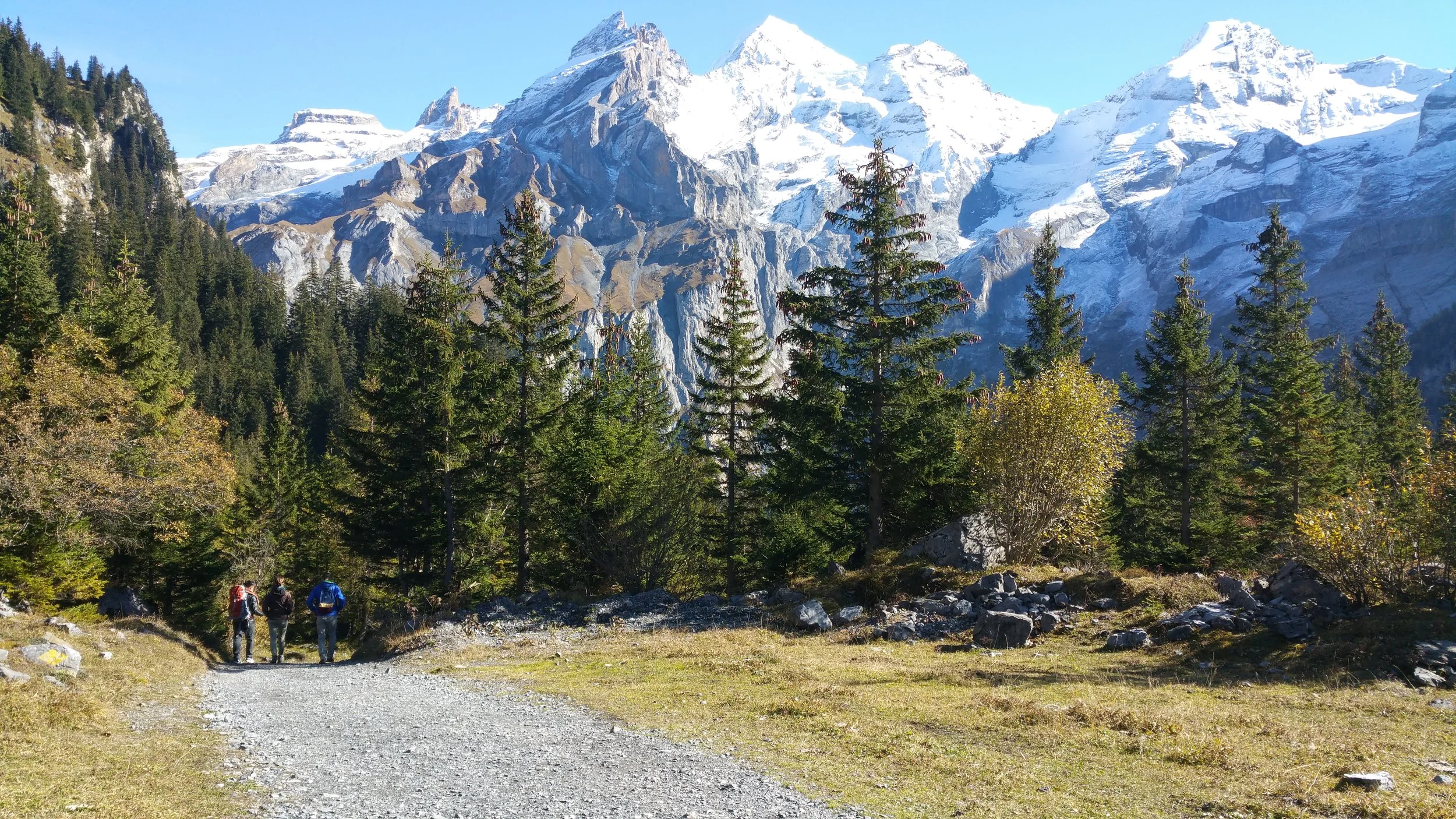 Trügerische Idylle? Wanderer am Oeschinensee, oberhalb von Kandersteg im Berner Oberland.