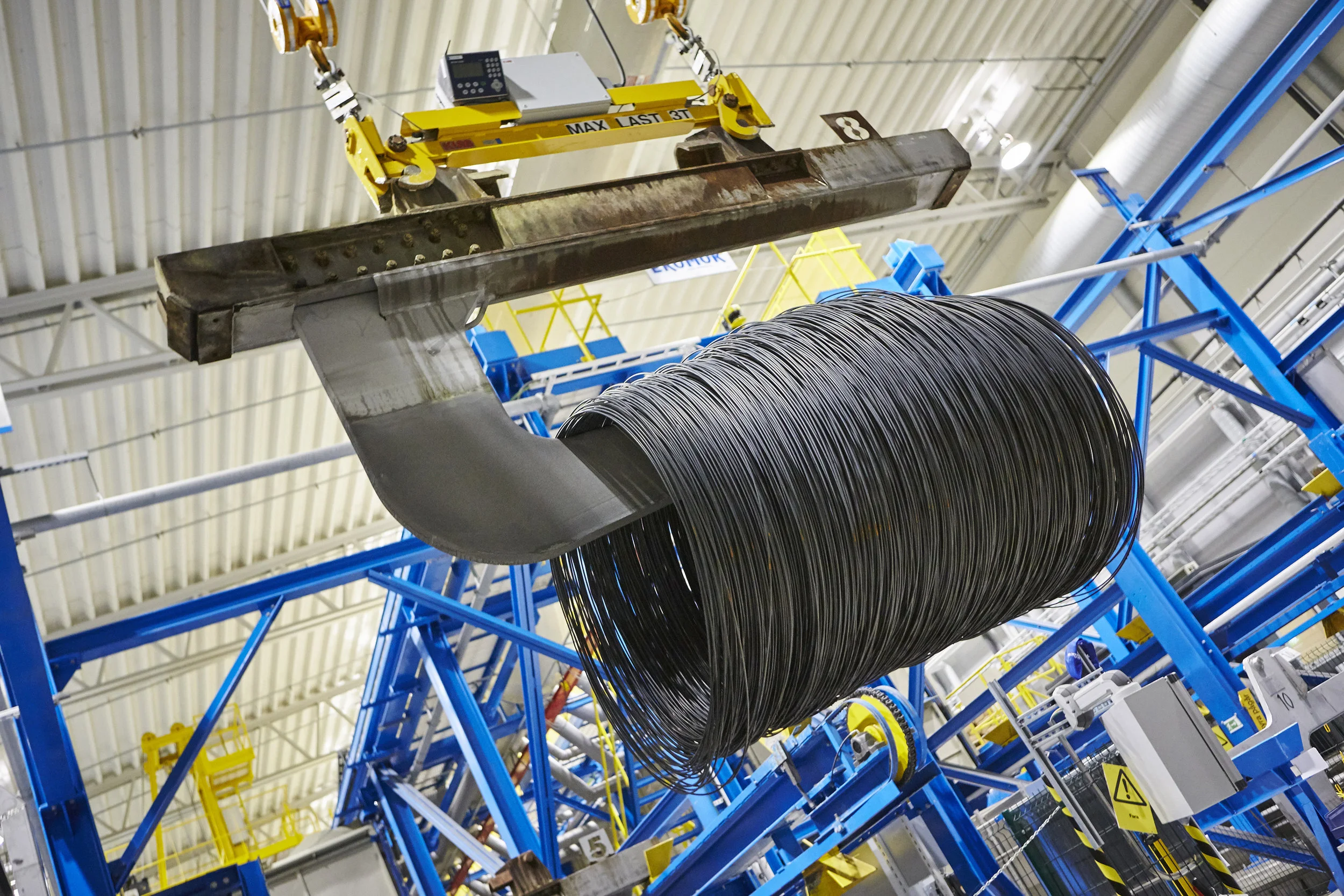 Valsad tråd på väg att betas i den automatiska betningsanläggningen. AB Sandvik Materials Technology. Fotografi av Pia & Hans Nordlander, Bildn