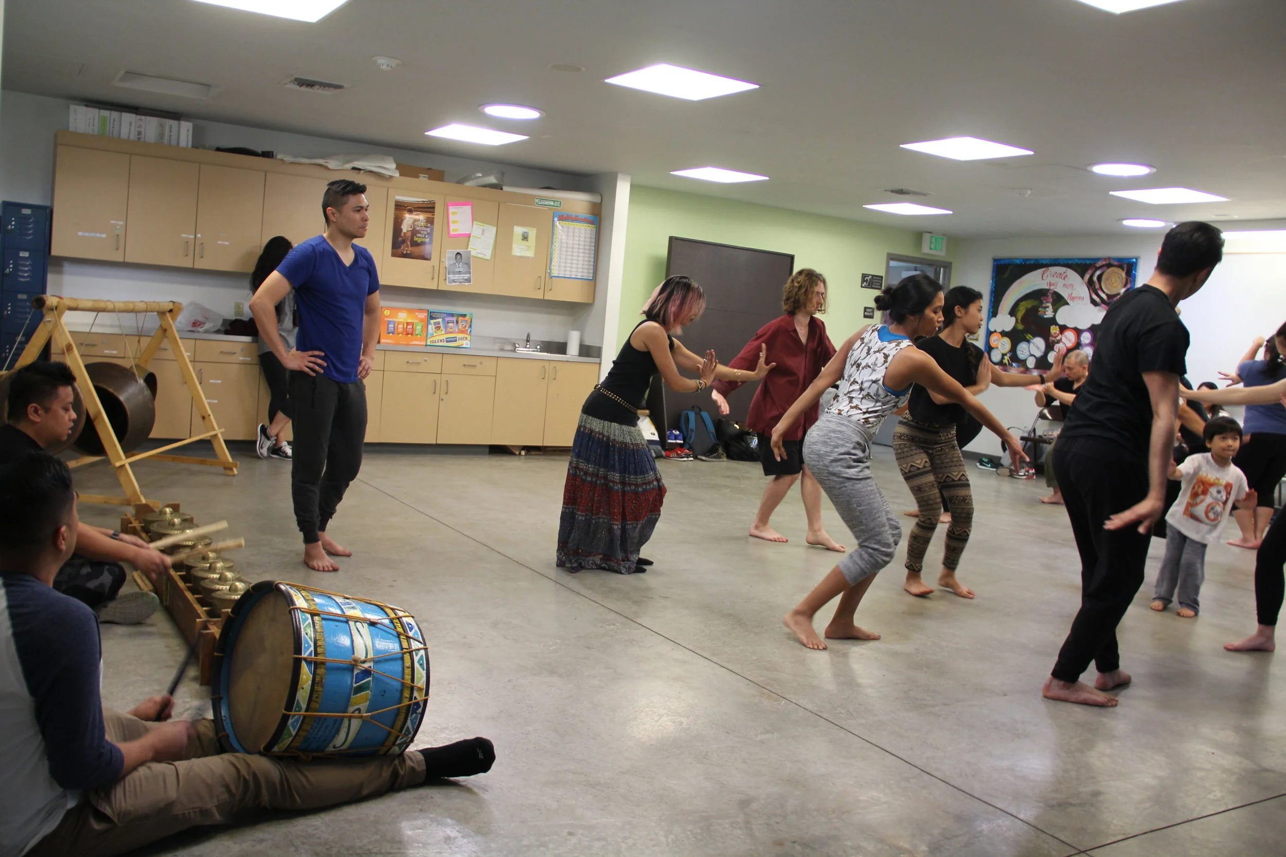 Peter de Guzman facilitates the pangalay portion of the workshop.
