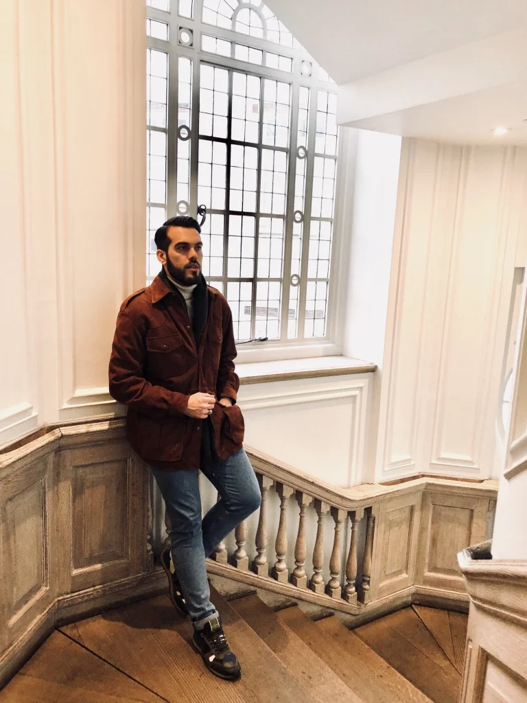 JACKET: VINTAGE / JEANS: LEVIS / SNEAKERS: VALENTINO