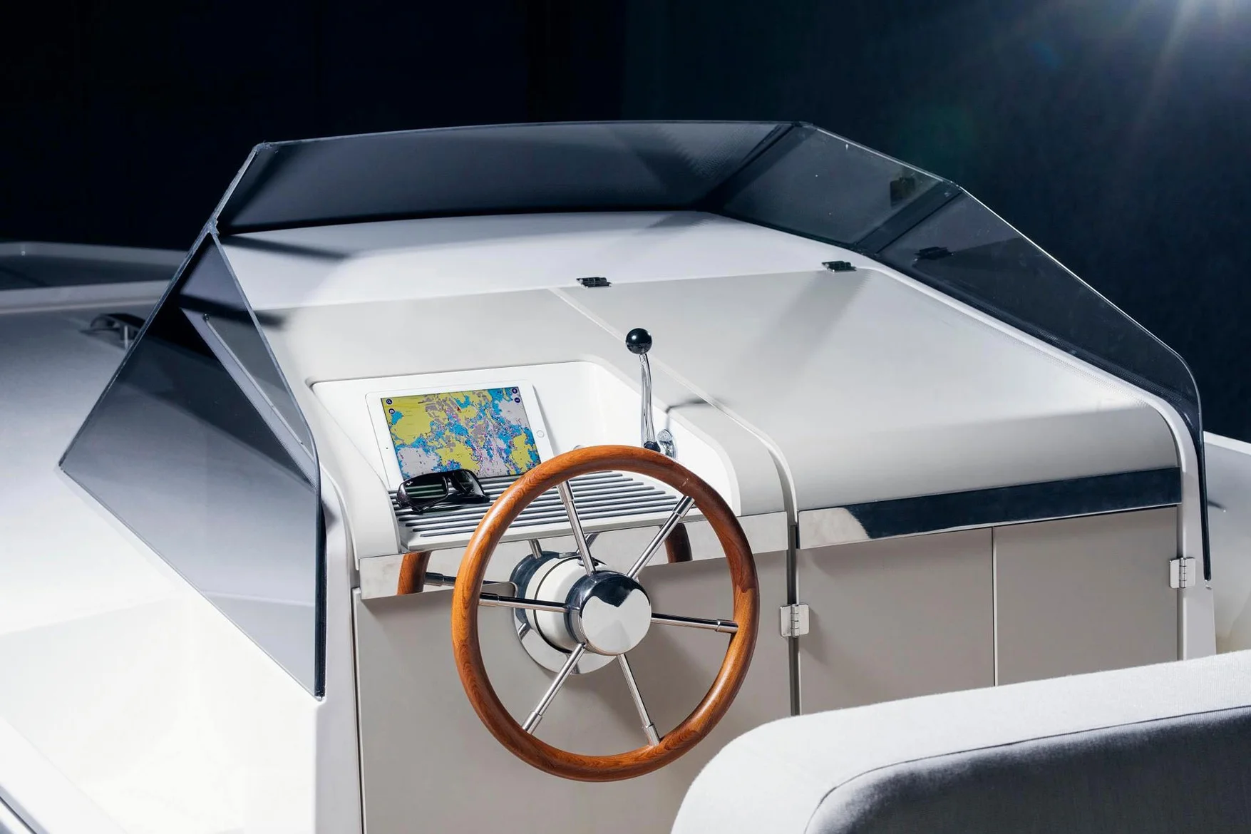 https_%2F%2Fhypebeast.com%2Fimage%2F2018%2F07%2Fq-yachts-q30-electric-boat-3.jpg