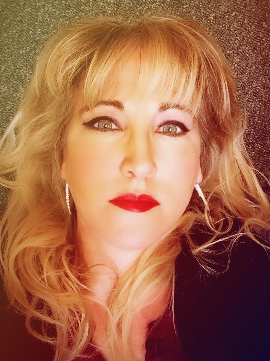 Here's a selfie I don't hate. I'm blonde now. Holla!