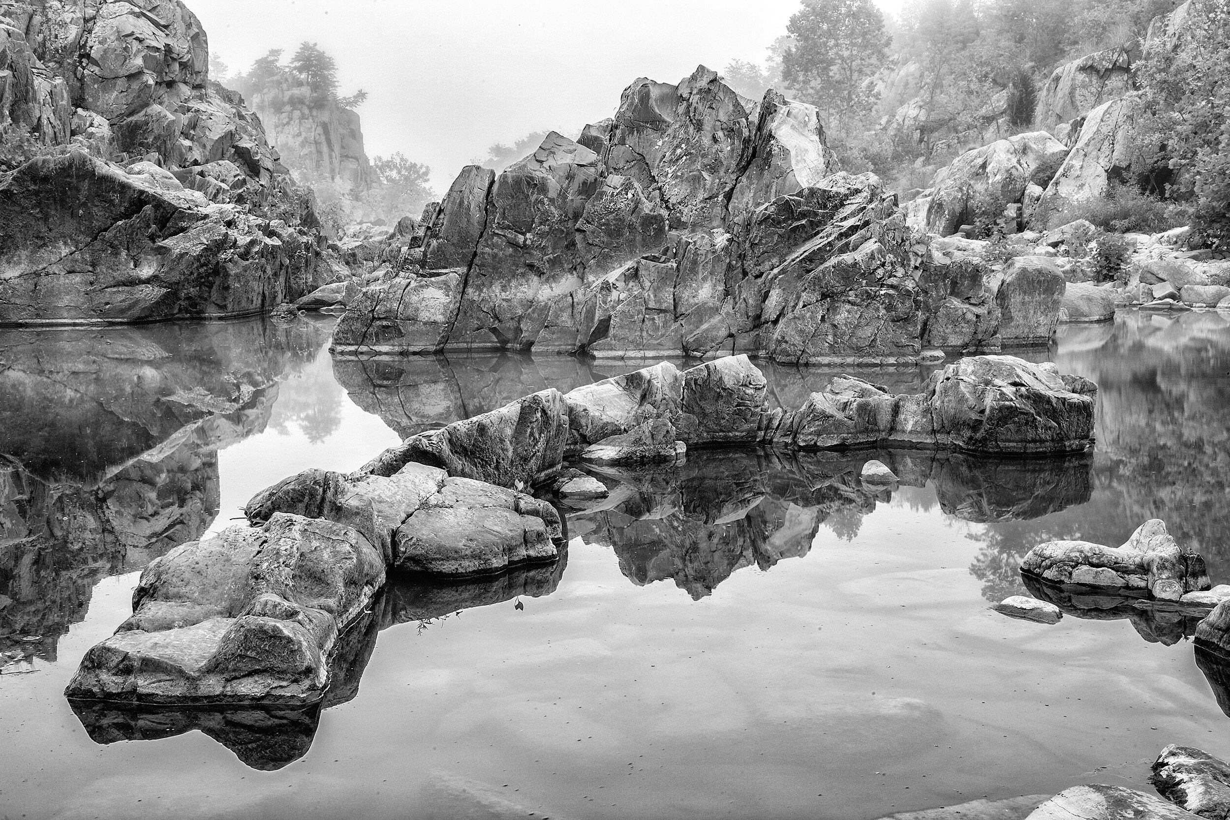 081011Great Falls Fog 016-1 bw.jpg