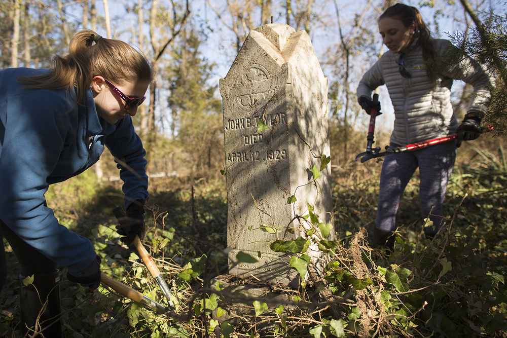  VCU students clear Taylor family burial plot at East End Cemetery, Henrico County/Richmond, Virginia, January 31, 2015. ©brianpalmer.photos 2015 