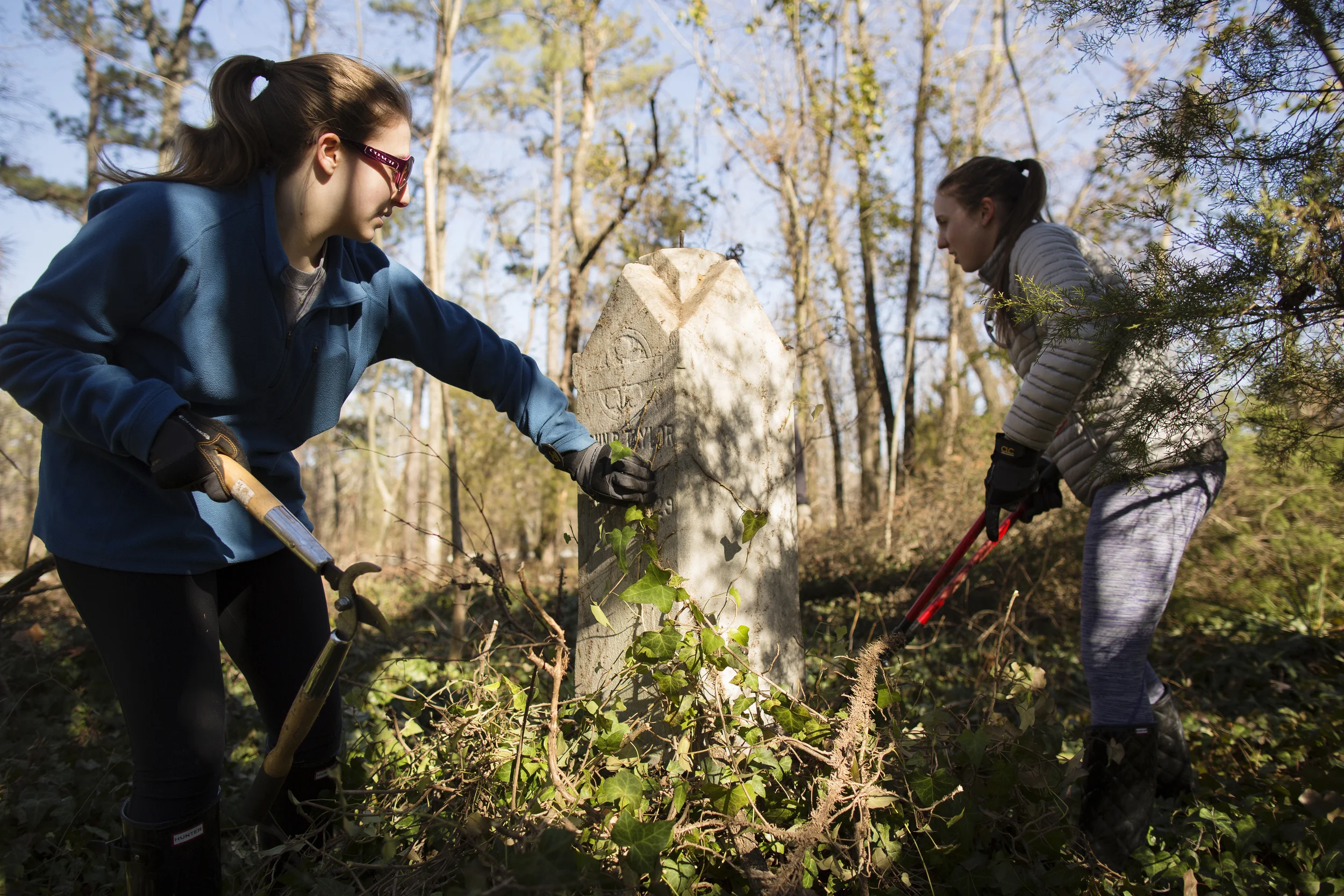VCU students strip ivy from John B. Taylor's headstone at East End Cemetery, Henrico County/Richmond, Virginia, January 31, 2015. ©brianpalmer.photos 2015