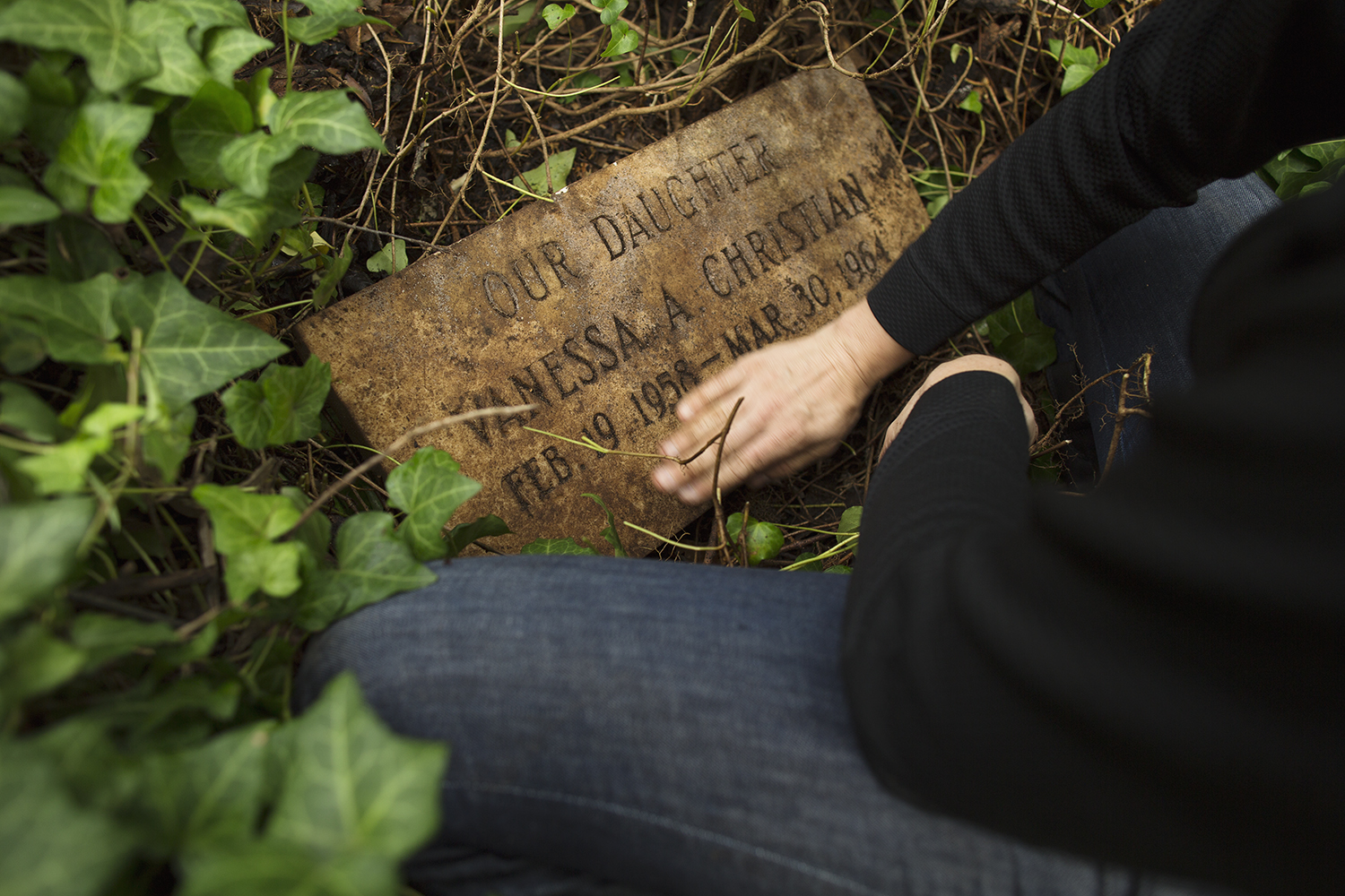  Erin wipes dirt from Vanessa Christian grave marker.&nbsp;East End Cemetery, Henrico County, Virginia, October 2015. Photo: ©BP 