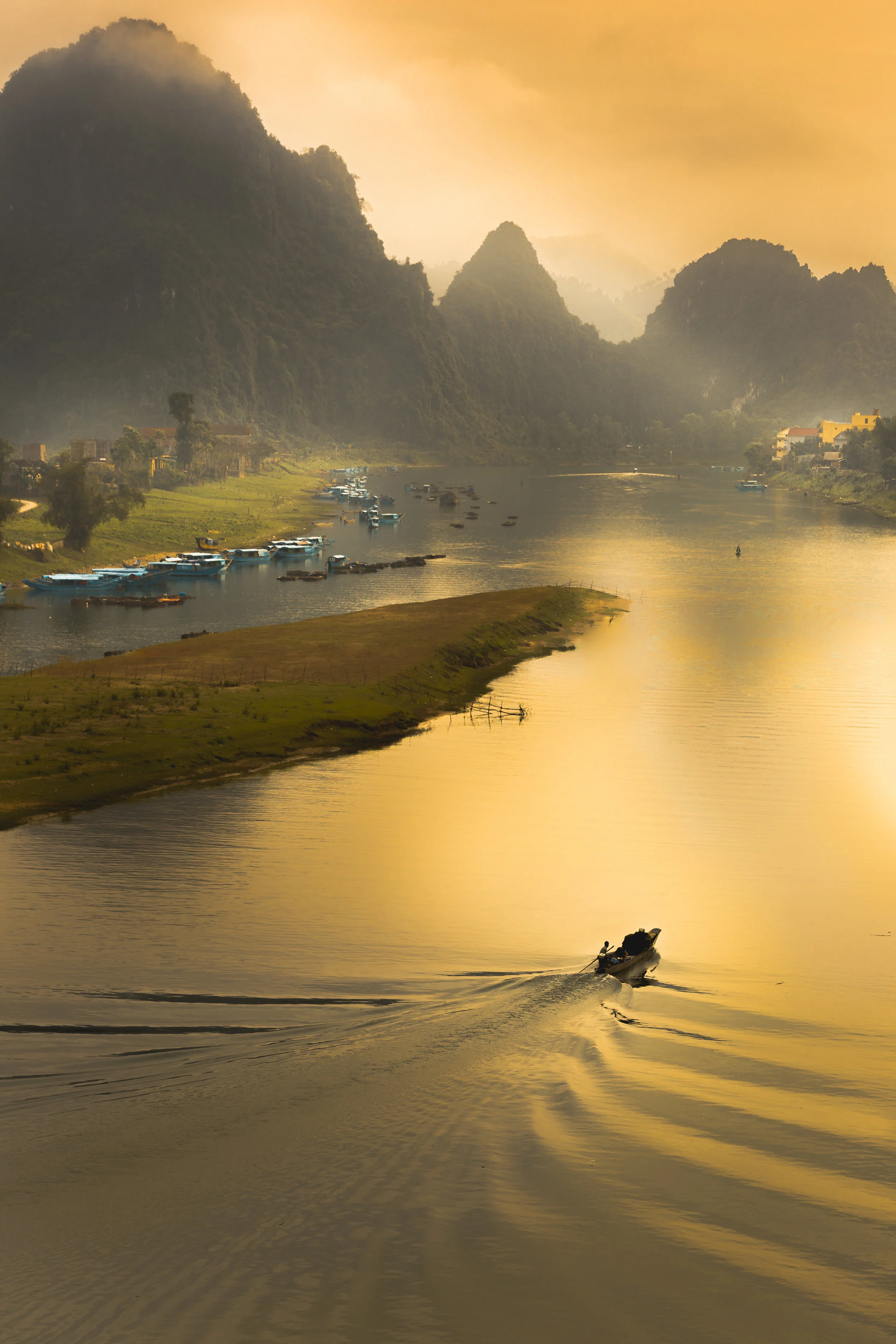Vietnam Phong Nha River.jpg
