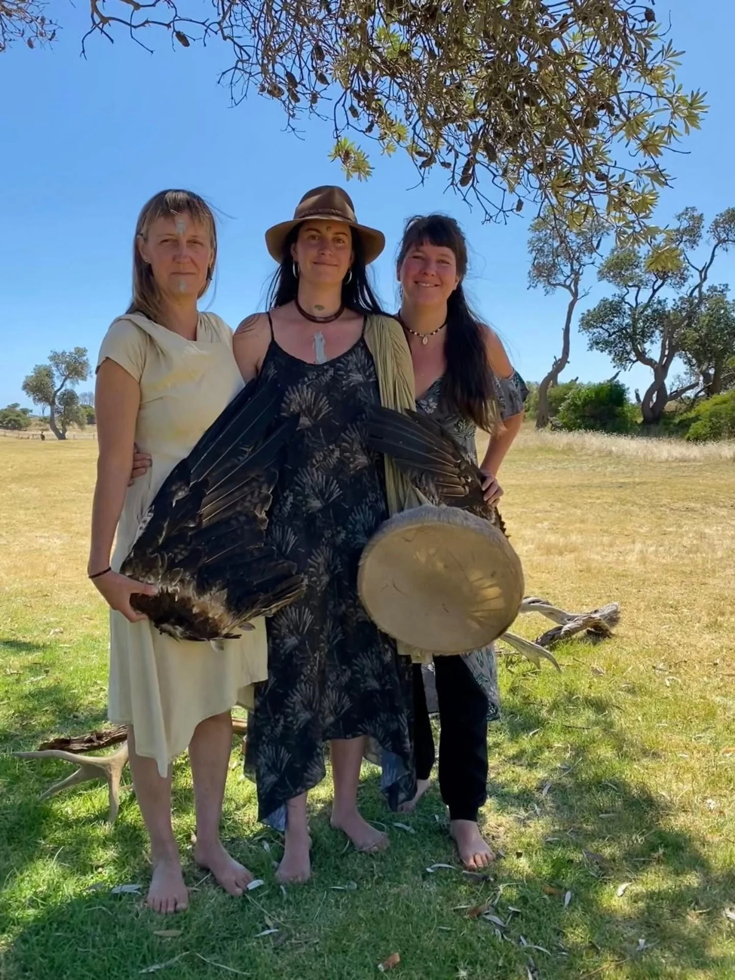 If the patriarchal sister wound is competition and comparison, then the medicine is collaboration, celebration and synergy.

This I experienced on the weekend helping good friend Siobhan Delaney from @kindred_womancraft birth her baby - Braiding Belo
