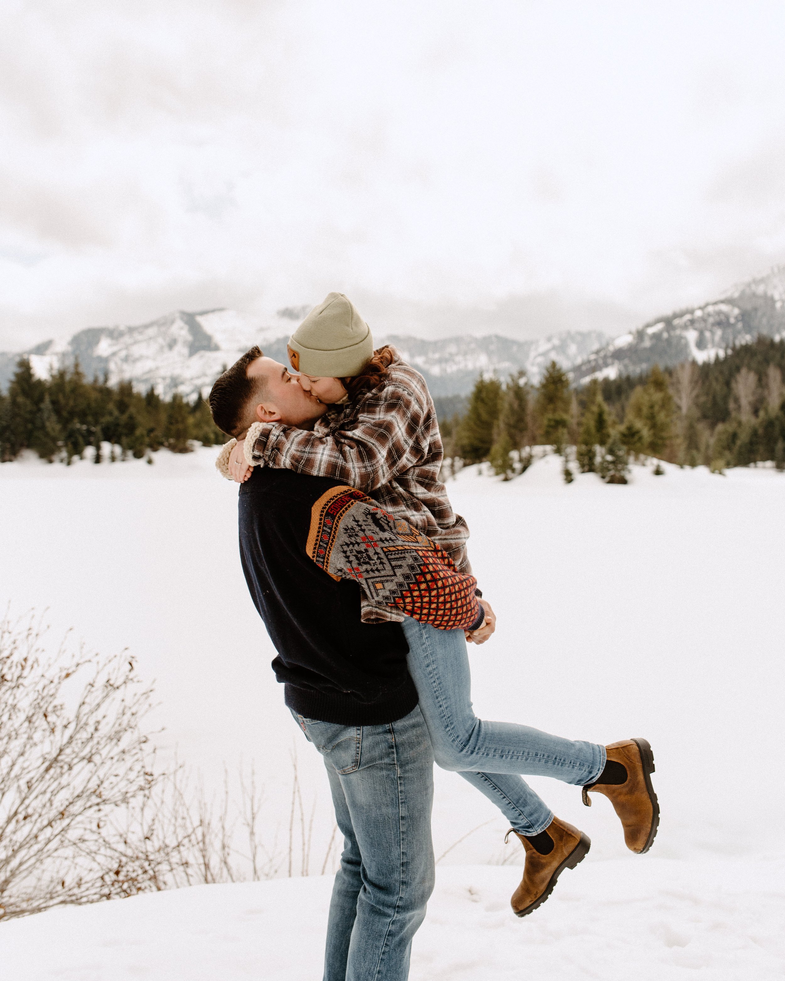 gold_creek_pond_snoqualmie_pass_winter_engagement_session_2.jpg