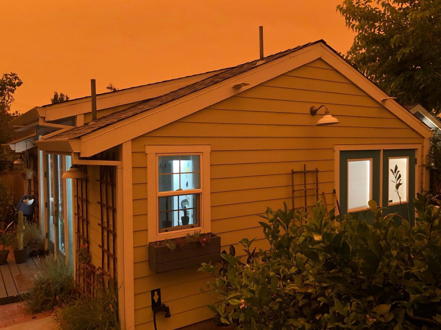 This is my studio in my back yard in Oakland, CA. Trying to capture how utterly bizzarre the light is here today. It&rsquo;s 9:30am 
.
.
#california #californiafires #calpocalypse #strangelight #nofilter #oakland