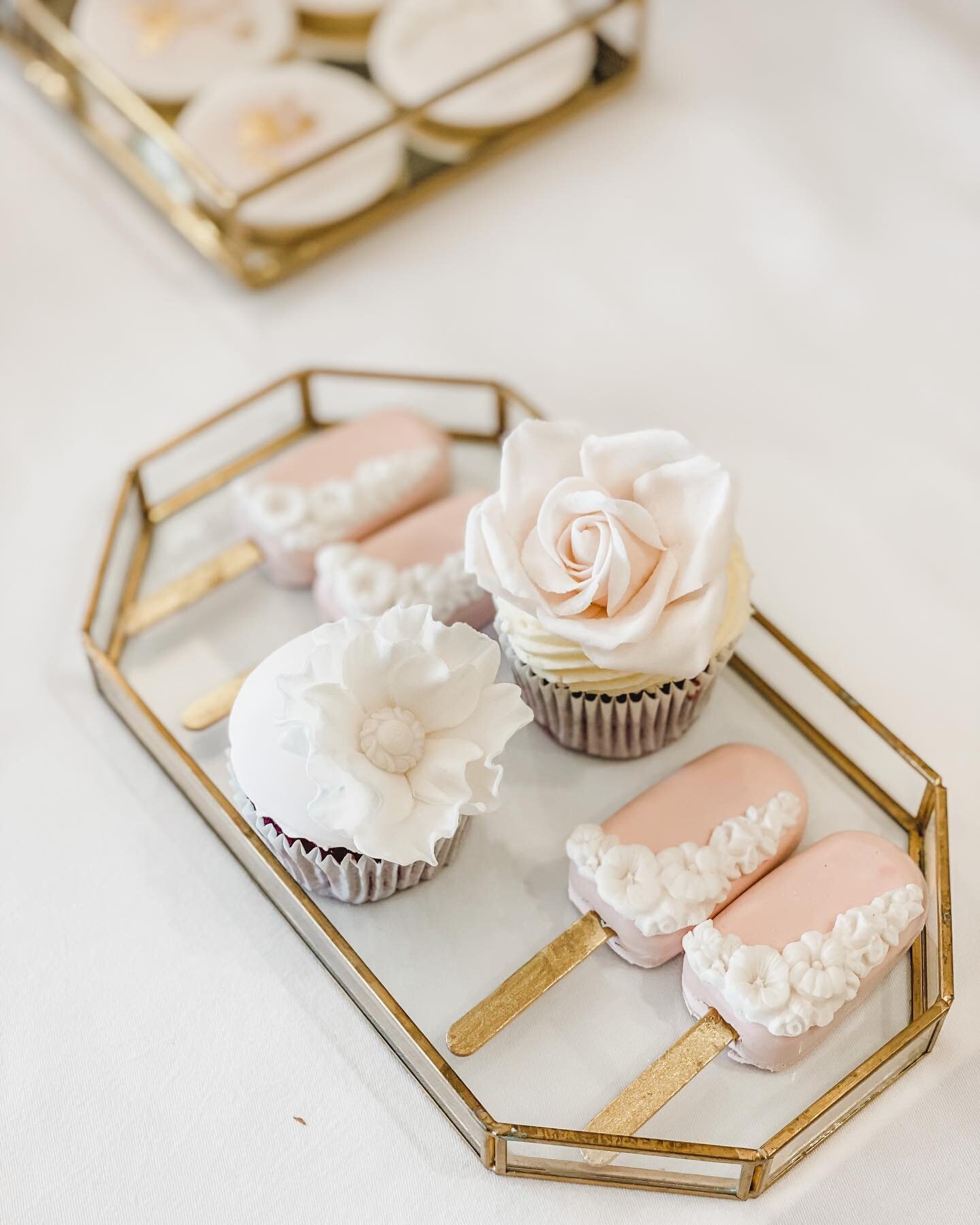 Cupcakes and cakesicles @whatleymanor #dessertable #cupcakes #cakesicles 
#sugarflowers #weddingcake #sugarorchid #cake 
#weddingcake #cakeideas #devon #cornwall #edibleessence #stylishweddings #luxuryfinecakes #luxury #wedluxe #luxurywedding #engage