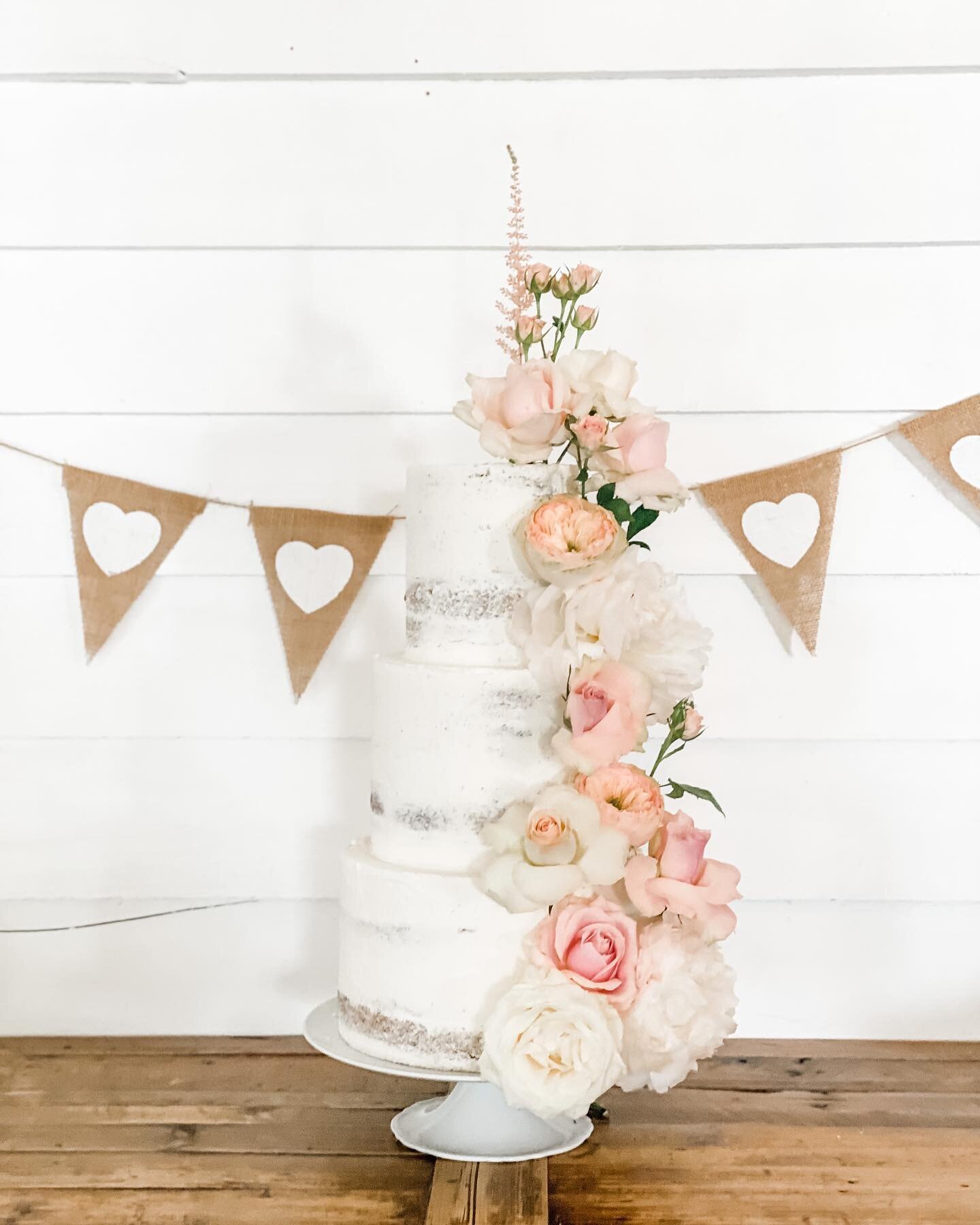 I get to work with such beautiful flowers!! 3rd week in a row to the gorgeous @tunnelsbeaches for S&amp;D💕 @pumpkinandpye #seminakedcake #buttercream #buttercreamcake 
#sugarflowers #weddingcake #cake 
#weddingcake #cakeideas #devon #cornwall #edibl