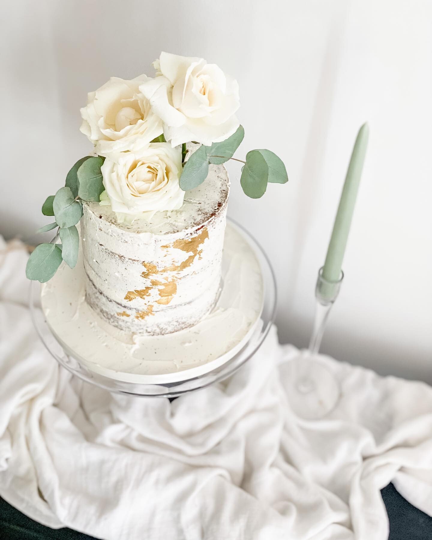 Yummy carrot, orange &amp; pecan cake decorated with 24ct gold edible leaf and gorgeous ivory Avalanche roses for a private celebration in #salcombe today #salcombeharbour #buttercreamcake #seminakedcake #goldleaf
#sugarflowers #weddingcake #cake 
#w