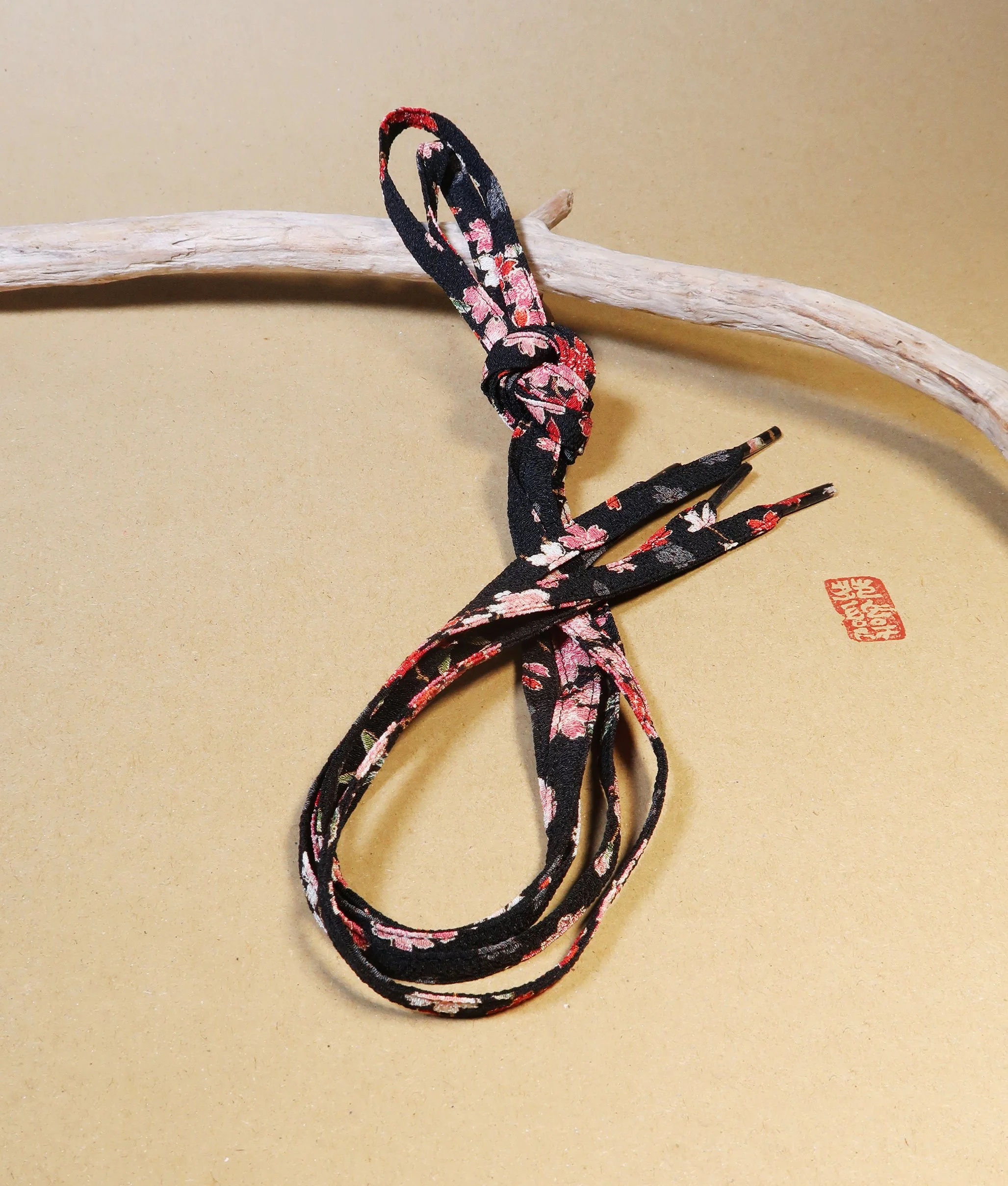 Himo Black and pink.jpg