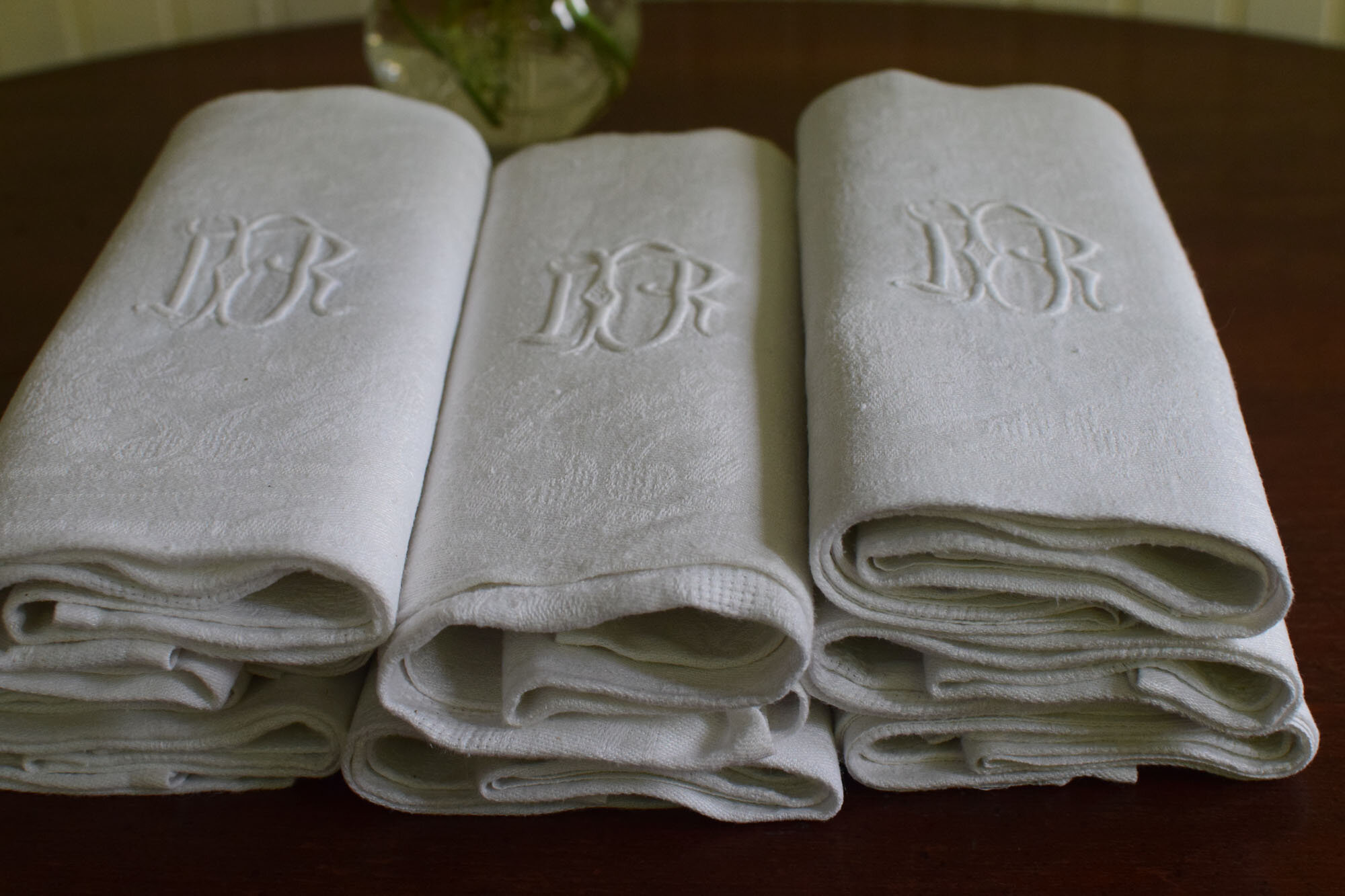 Hand sewn and embroidered Antique French damask in pure linen Very large 9 magnificent linen napkins with CC monograms Never used.