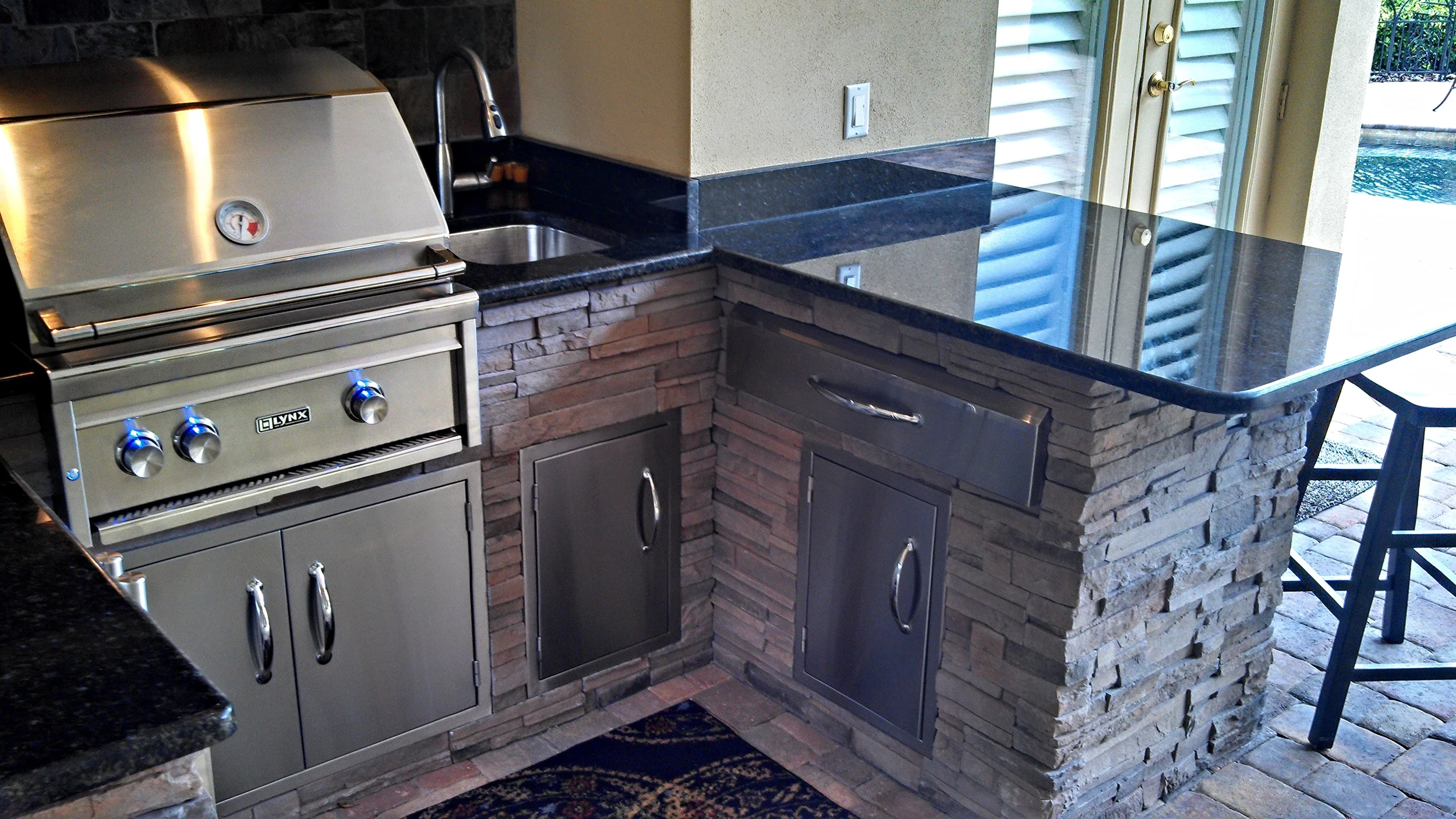 Plenty of storage and it looks like that Lynx Grill is ready to be put to use!