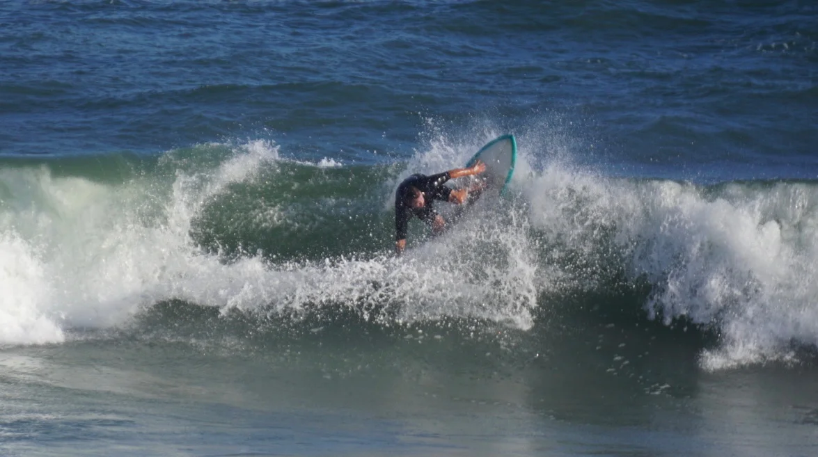 Andrew going straight up on the 5'6" Falcone keel fish, Hermine Day 4. Pic: Paul Saliba. 