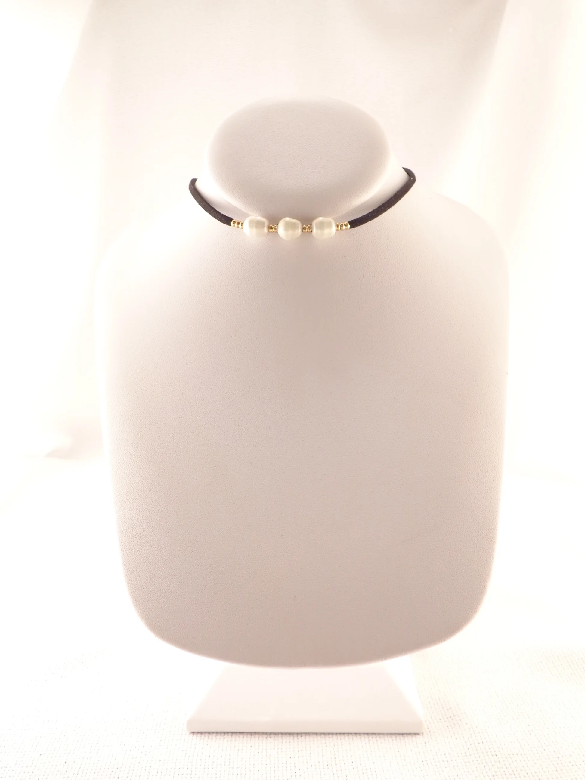 Choker - Suede with 3 Pearls - Black
