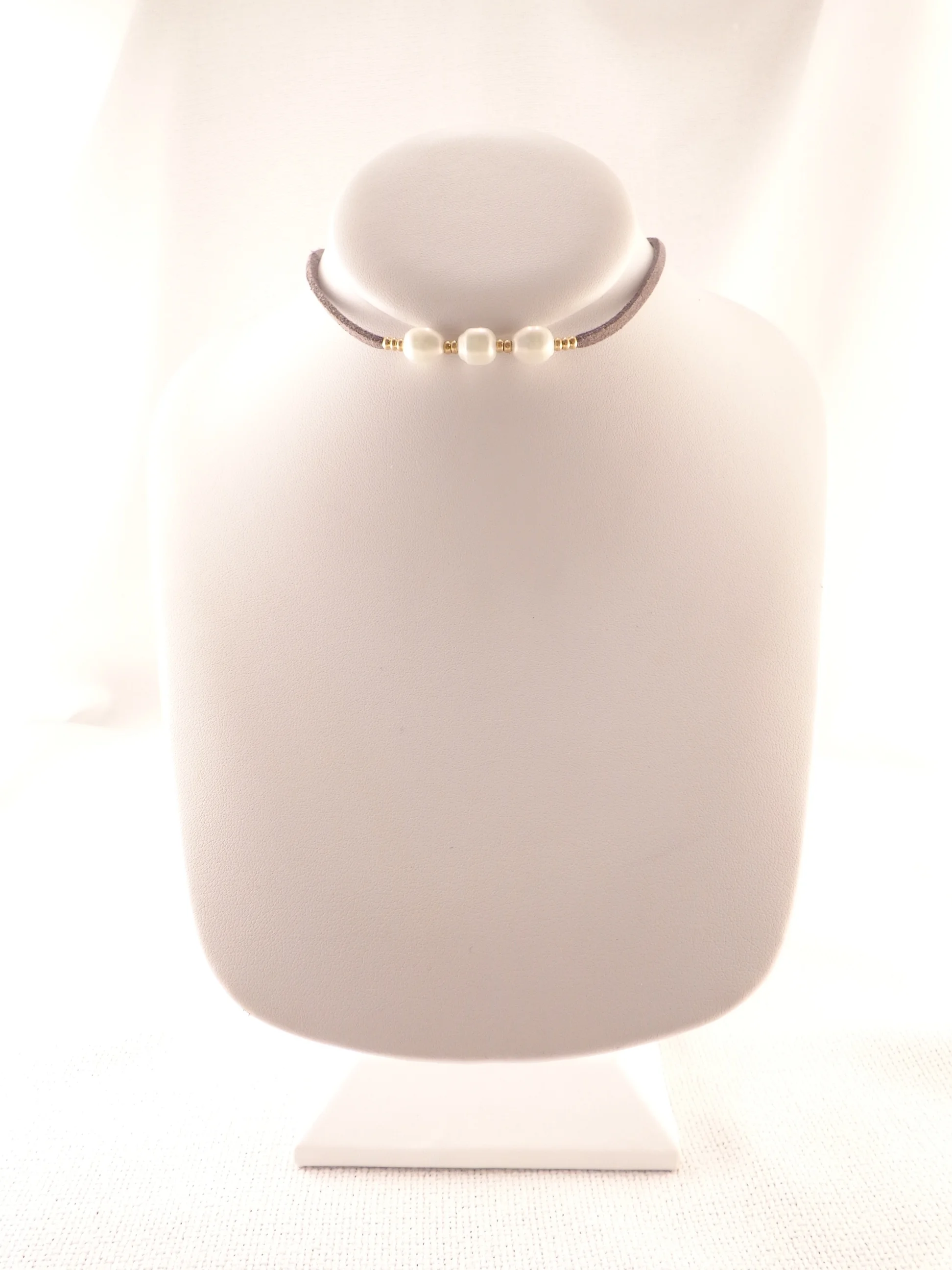 Choker - Suede with 3 Pearls - Gray