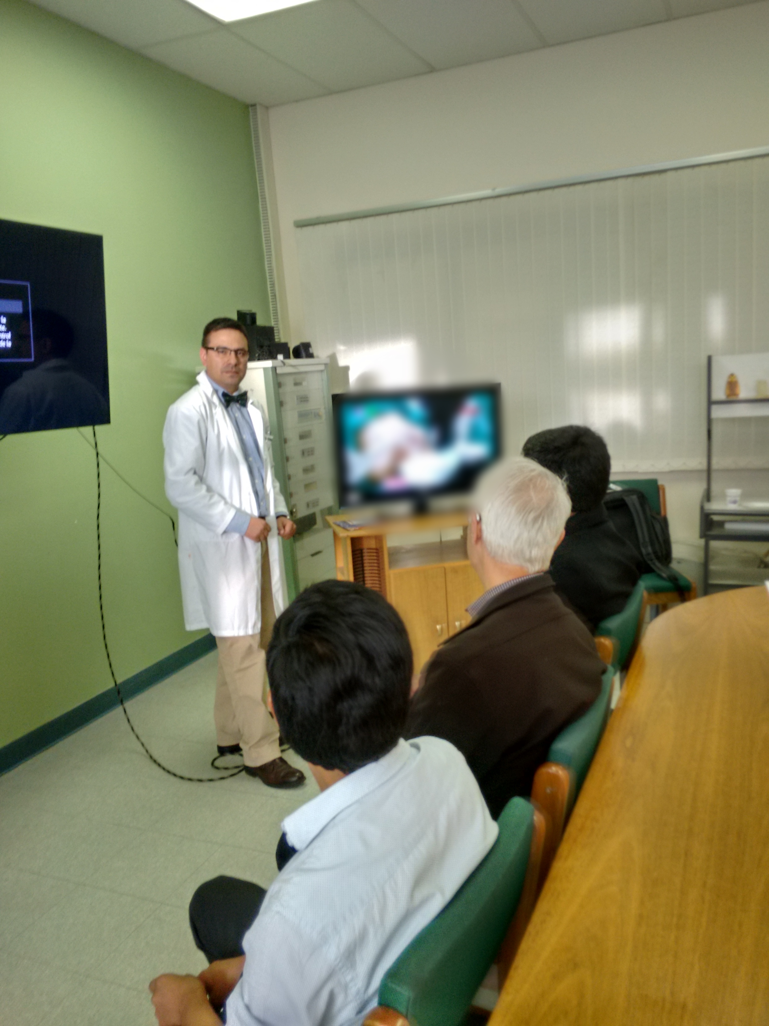 Technology helped the Endoscopy course faculty enhance the learning of program participants. Dr Martin Aliaga played a major role in organizing and hosting the Endoscopy course with the support of Puente de Solidaridad. Here Martin comments on the surgery that is underway.