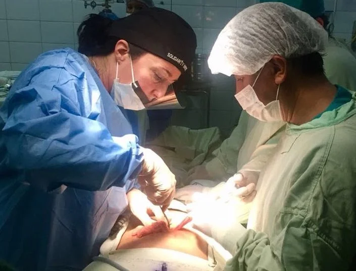 Drs. Garrett and Vallejos work together on a recent general surgery mission trip