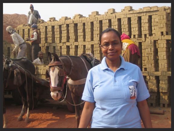 A Brooke researcher, Dr Shushmita, at the Paras brick kiln in Baghpat.
