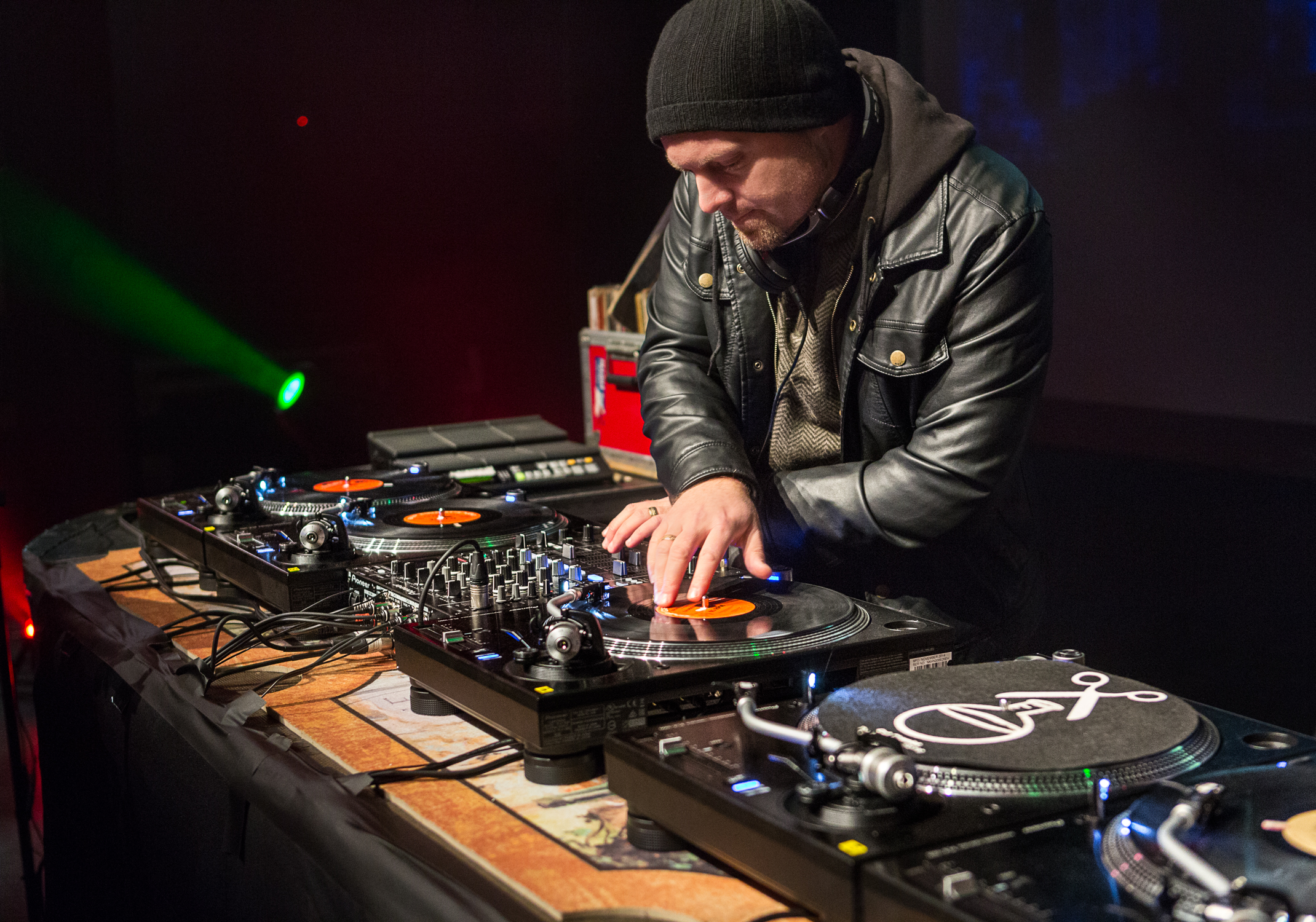 Slide sonoridade melódica dj shadow zn. DJ Shadow Unkle. DJ Shadow "Endtroducing". DJ Shadow трип хоп. Собака диджей.