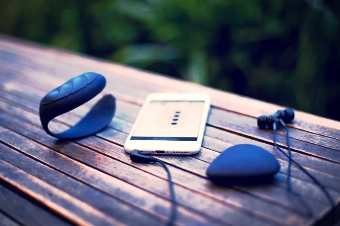 New stringless 'Kurv' guitar surges towards Kickstarter Target