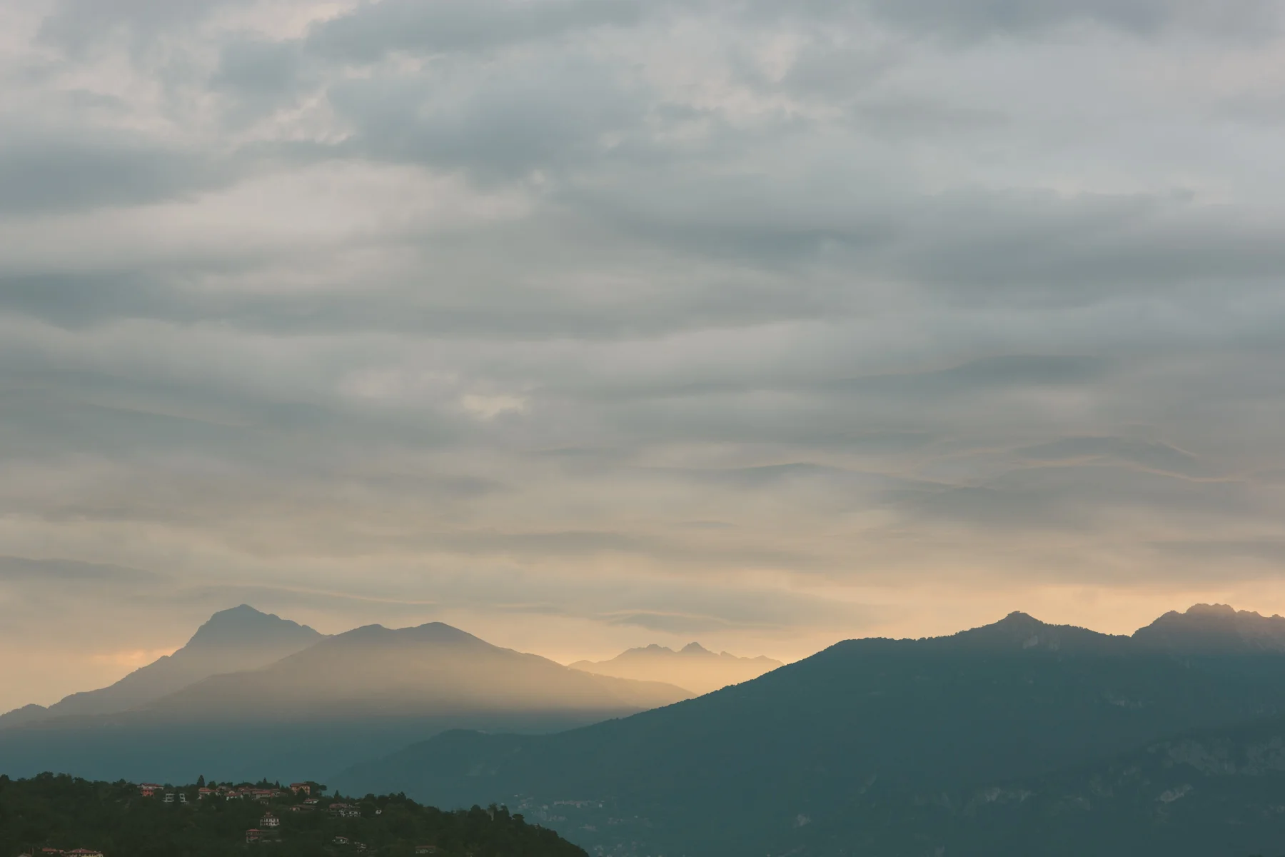 05-Melissa-Sung-Photography-Lake-Como-Italy-Photography-3.jpg