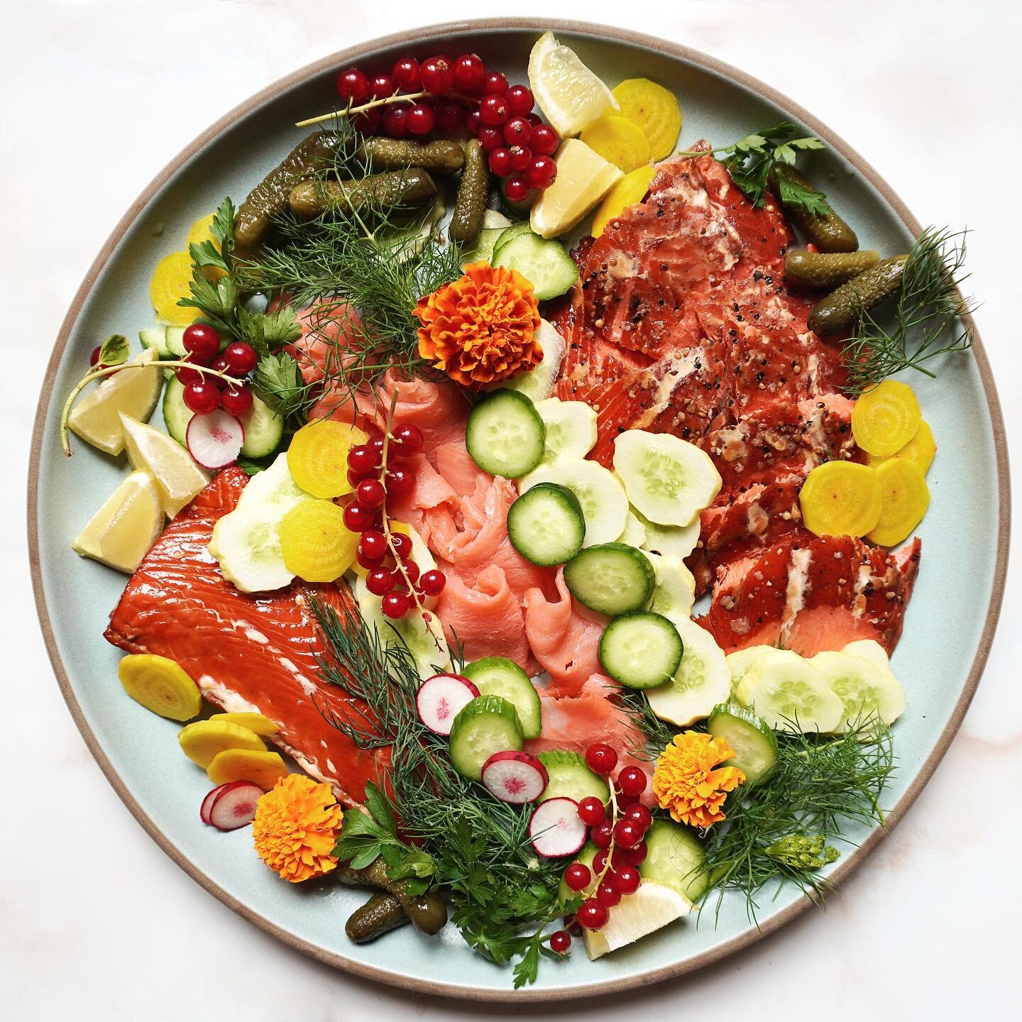 I wrote about my tradition of serving a smoked fish platter for Rosh Hashanah @jewishfood 🐟 While I truly love gefilte fish (especially homemade gefilte), after hosting many holiday dinners I realized I am often in the minority. On the other hand, #