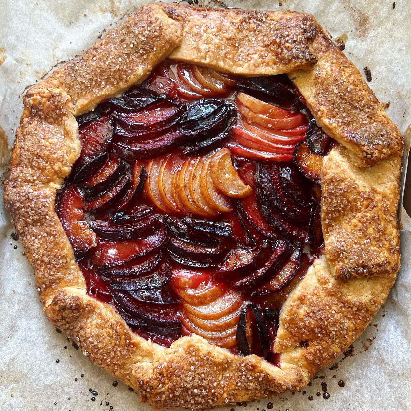 Last galette of summer &mdash; a mix of plum, Italian plum, pear, and apple galette, drizzled with honey. The late summer + early fall fruit really all work together. Ready for this new season 🍁

A gift for @kdtravis , who I&rsquo;ve been friends wi