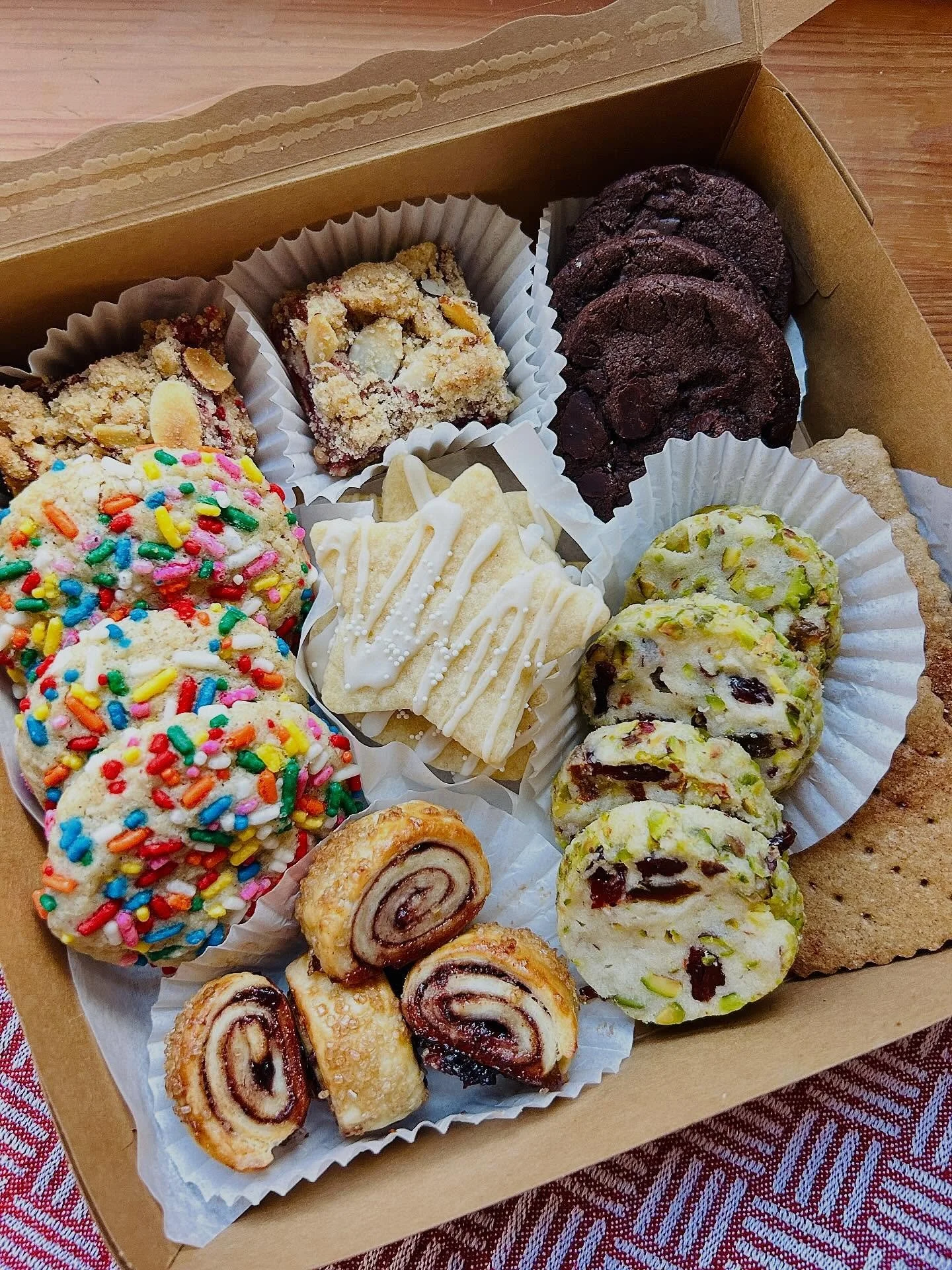 A big week for cookies!

First time making cookie boxes, and also got to attend a lovely cookie swap party. For that I made the @ericjoonho mint chocolate chip cookies (SO good!) and sesame date choclate tahini cookies. 

For the cookie boxes I made:
