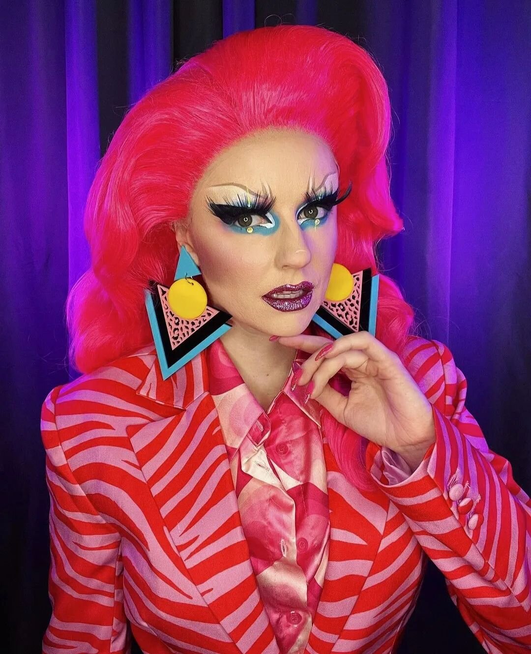 PINK PUNK @rubyslippers wears my 'Abstraction' statement earrings and wig by @v.istoso for a look that smooshes together Bowie's 'Life On Mars' era suiting with Jem and the Holograms (aka The Ultimate) 💫💗💫

Statement earrings re-stocked and new co