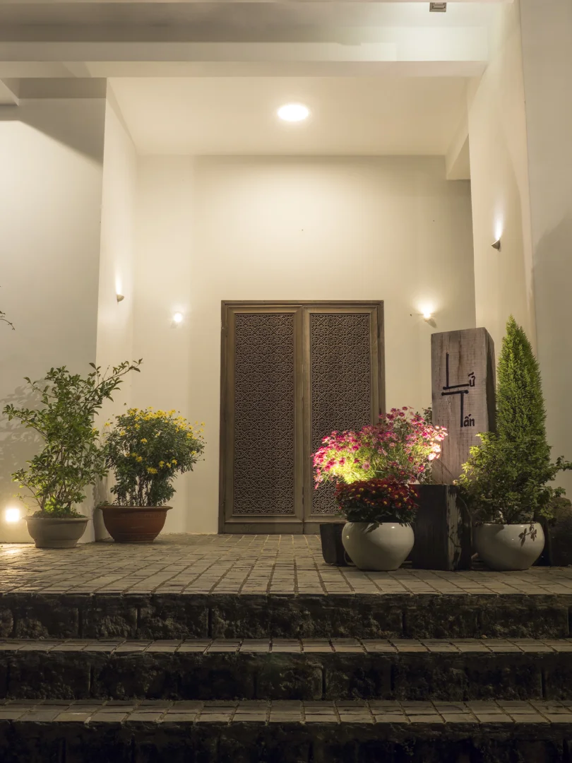 Lữ Tấn chào đón bạn
