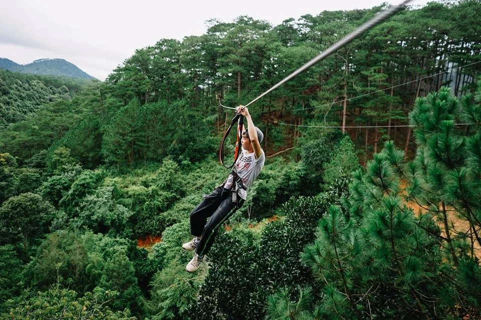 Thử sức với trò chơi đu dây tại thác Dantala