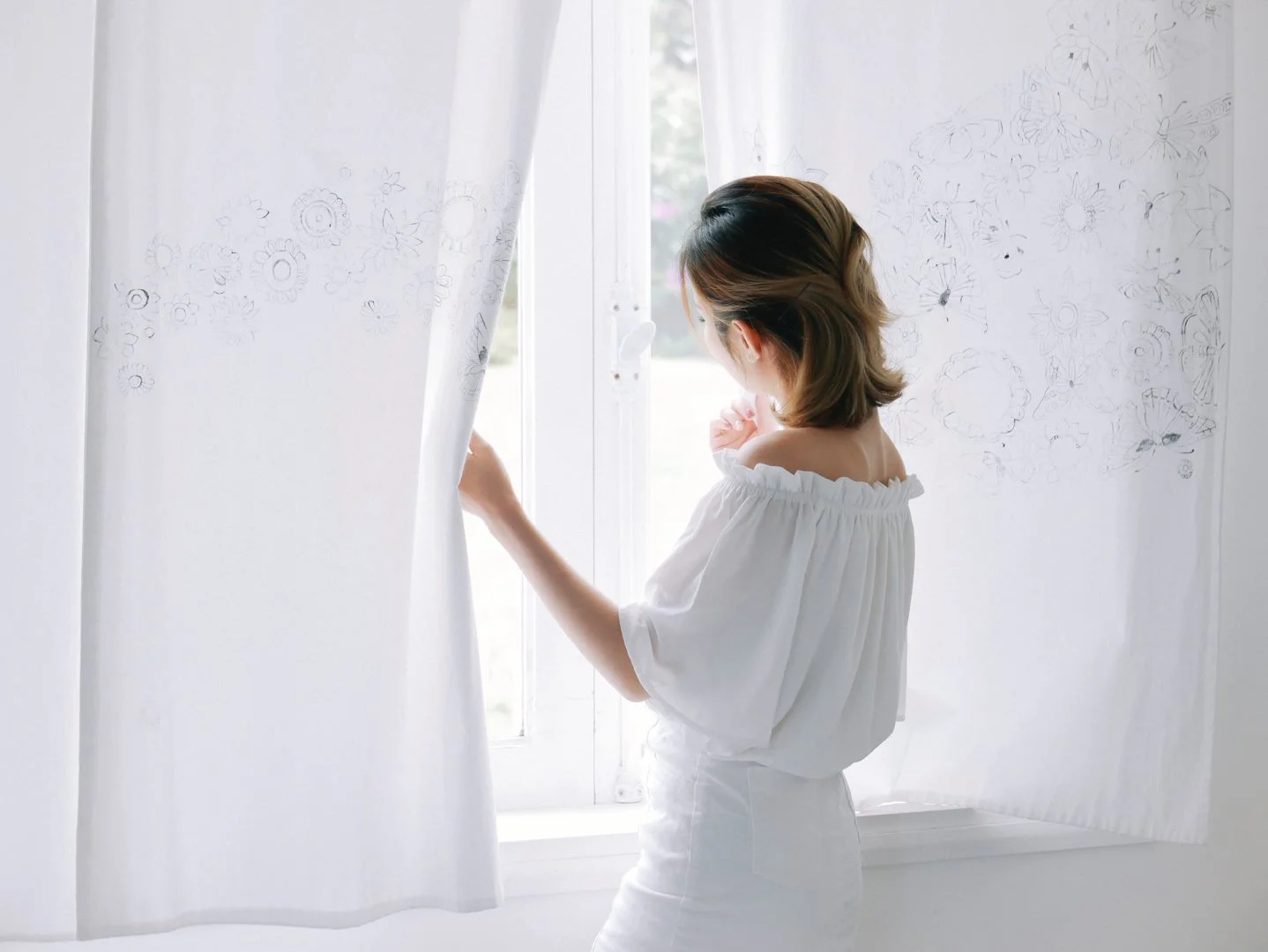Hoạ tiết điển xuyết nhẹ nhàng trên rèm cửa tôn len vẻ tinh tế của Lữ Tấn