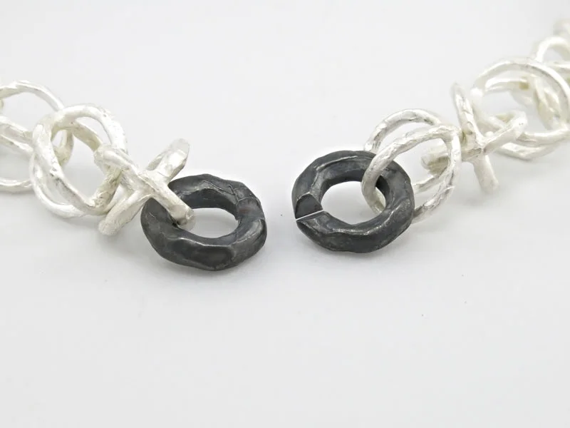 zwart-wit-rond-schakelcollier-persoonlijk-ontwerp-zilver-sluiting.jpg