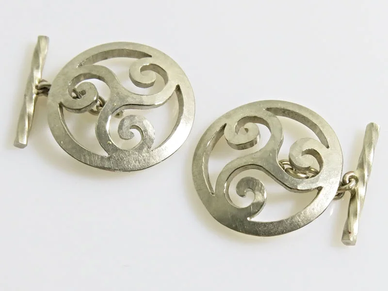 manchetknopen-witgoud-triskelion-getordeerd-mechaniek-inopdracht-liesbethbusman.jpg