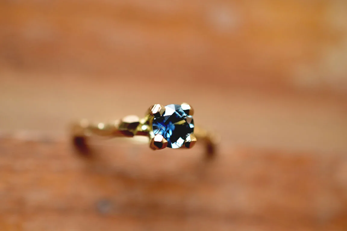 Golden engagement twigring with sky sapphire Gouden Takjes verlovingsring met Wolk Saffier
