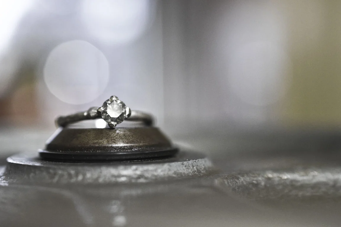 takjes ring met grijze diamant