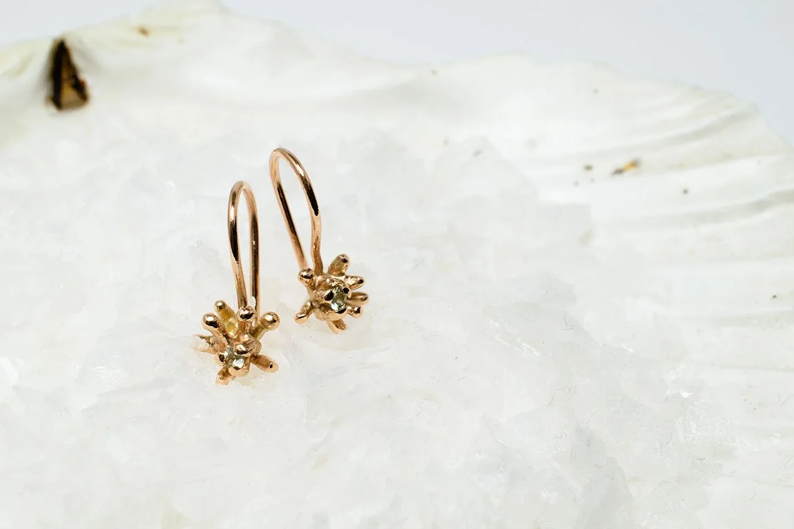 Happy shopping with our new personally trained virtual jewel assistant.