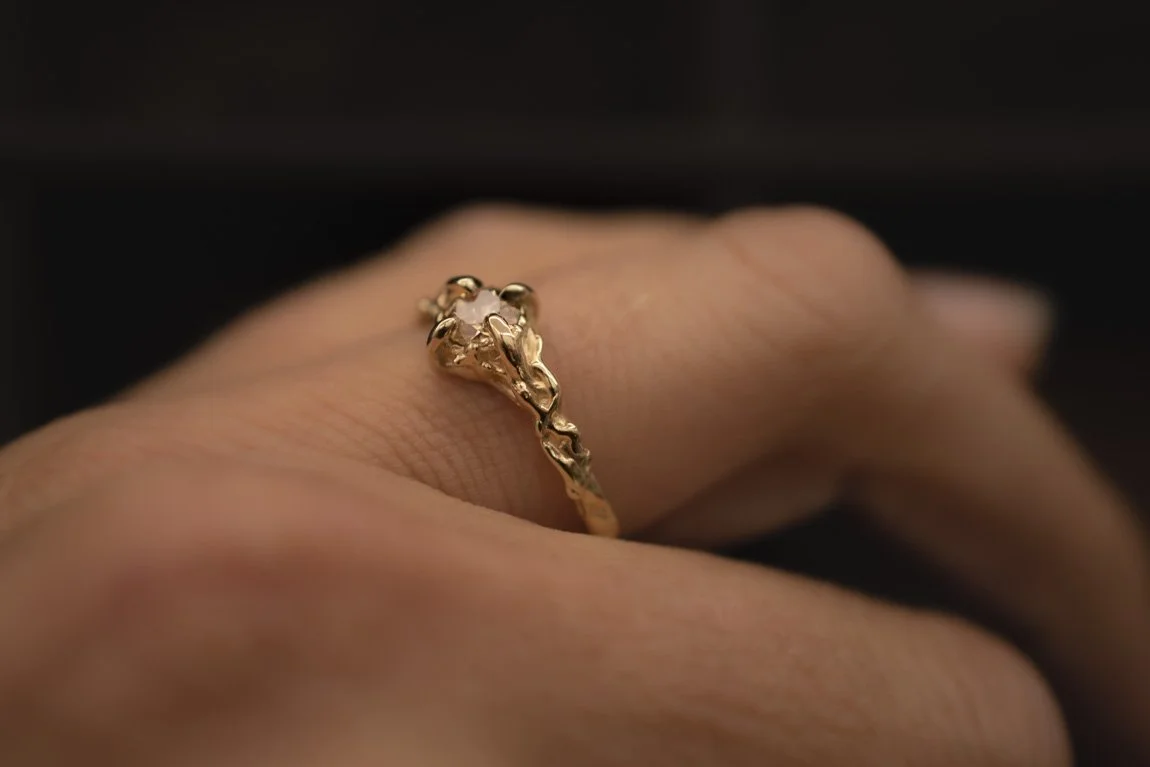 exclusieve-handmade-alternative-gold-rings-liesbeth-busman-saagaedsc_74061150x200ppi.JPG