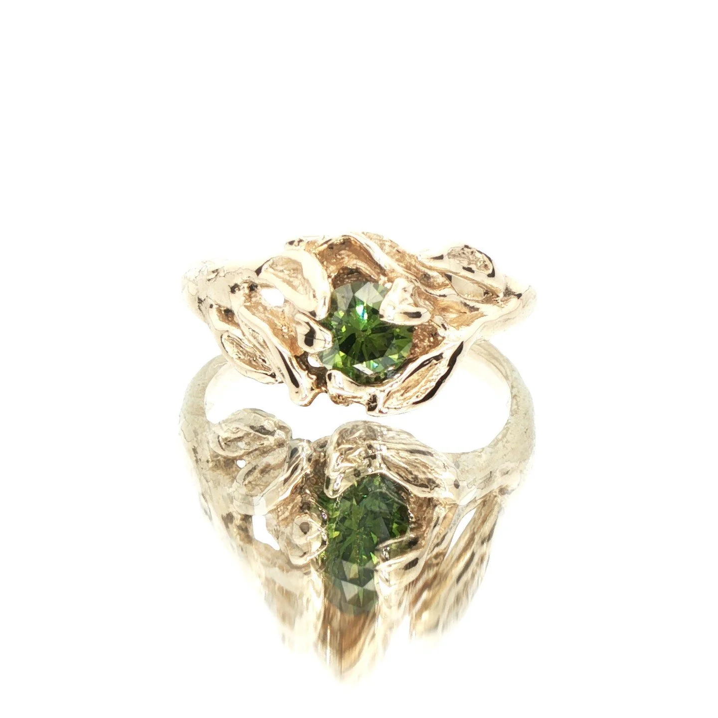 Net klaar met zetten van de gouden blaadjes om de groene diamant. Wat heb ik toch leuk werk. Deze 'Paradijsring' is vandaag opgehaald dus wie weet krijg jij m wel! 🐞